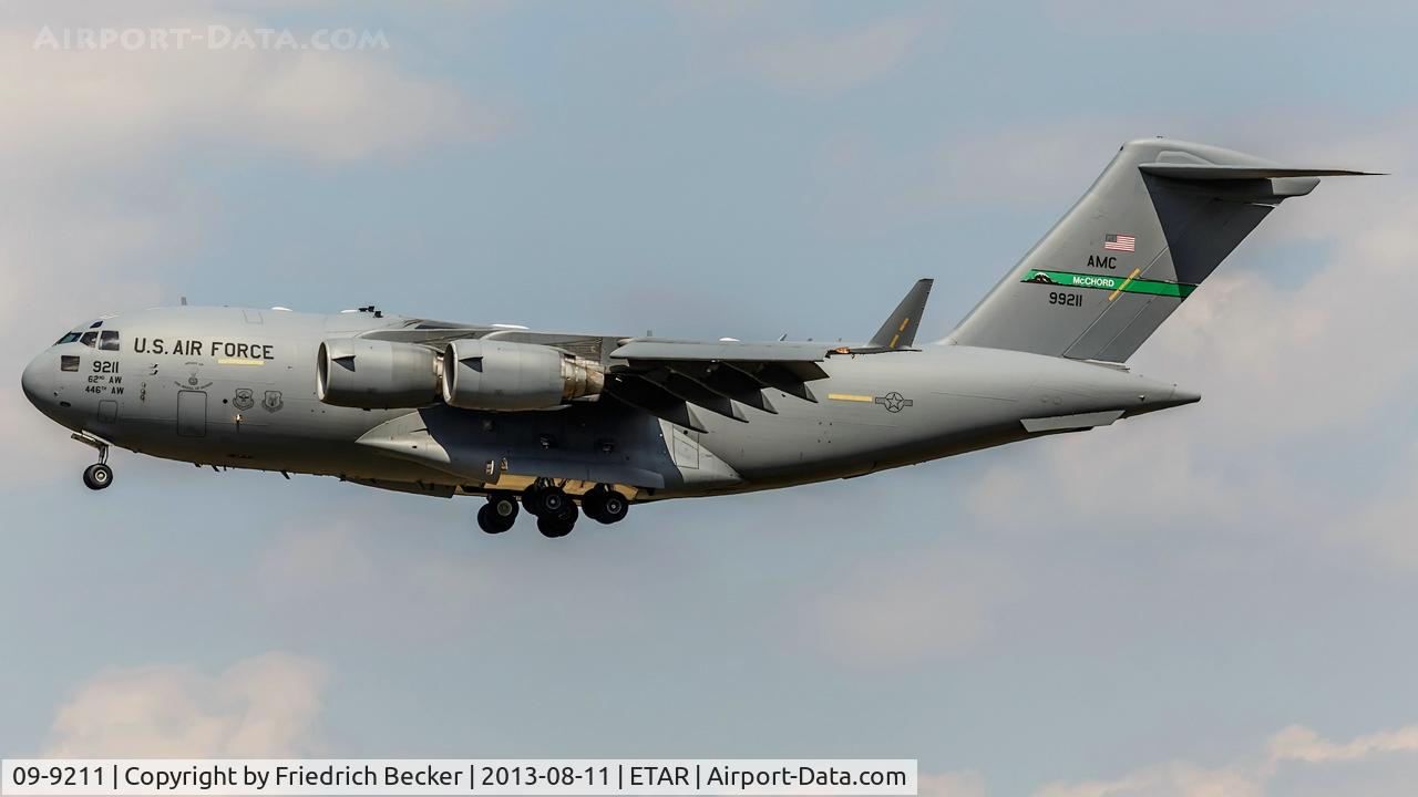 09-9211, 2009 Boeing C-17A Globemaster III C/N P-211, on final RW27