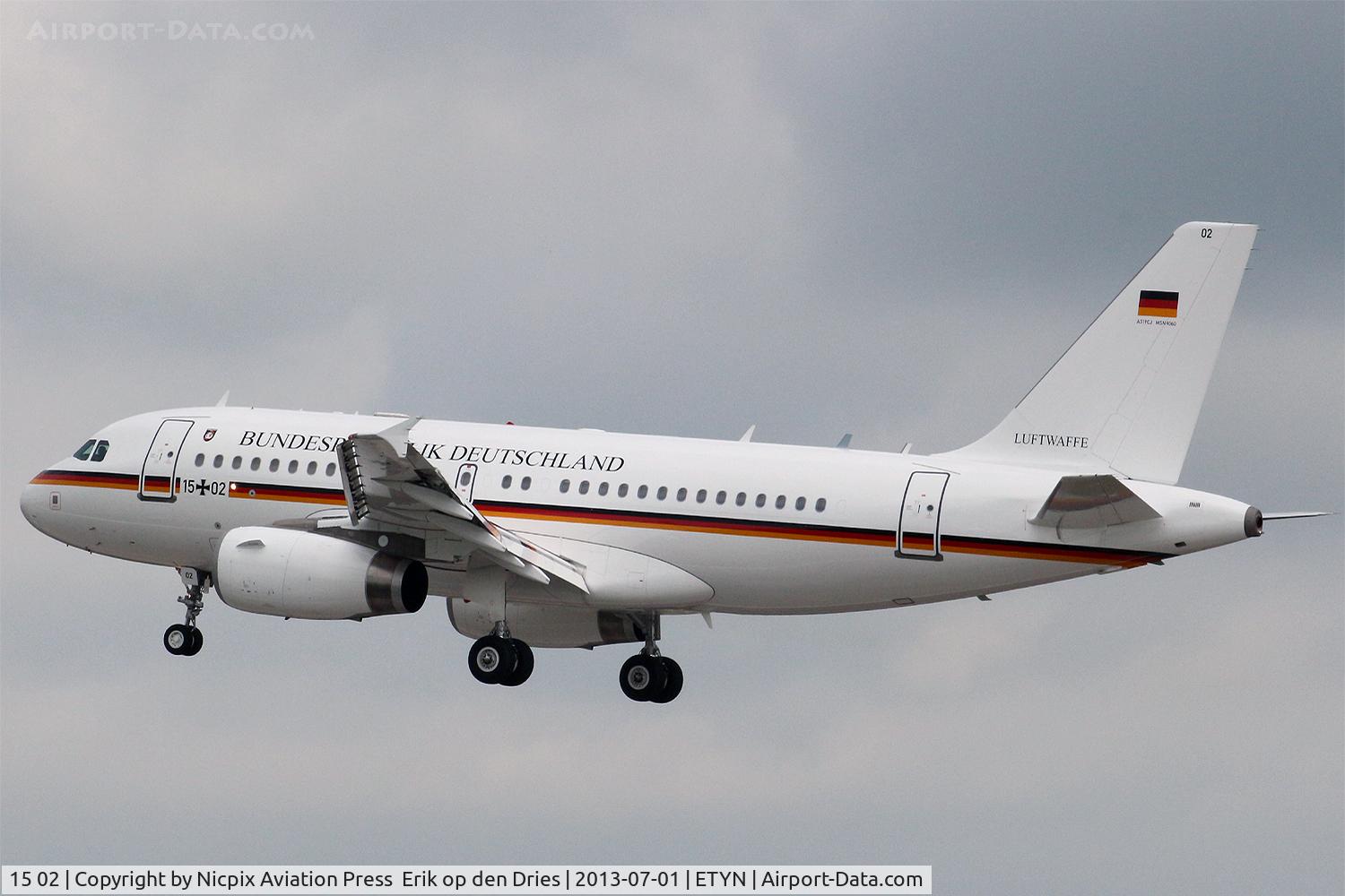 15 02, 2009 Airbus ACJ319 (A319-133/CJ) C/N 4060, 1502 performinmg a low approach.
