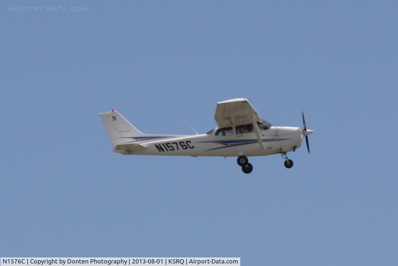 N1576C, 2007 Cessna 172R C/N 17281388, Cessna Skyhawk (N1576C) departs Sarasota-Bradenton International Airport