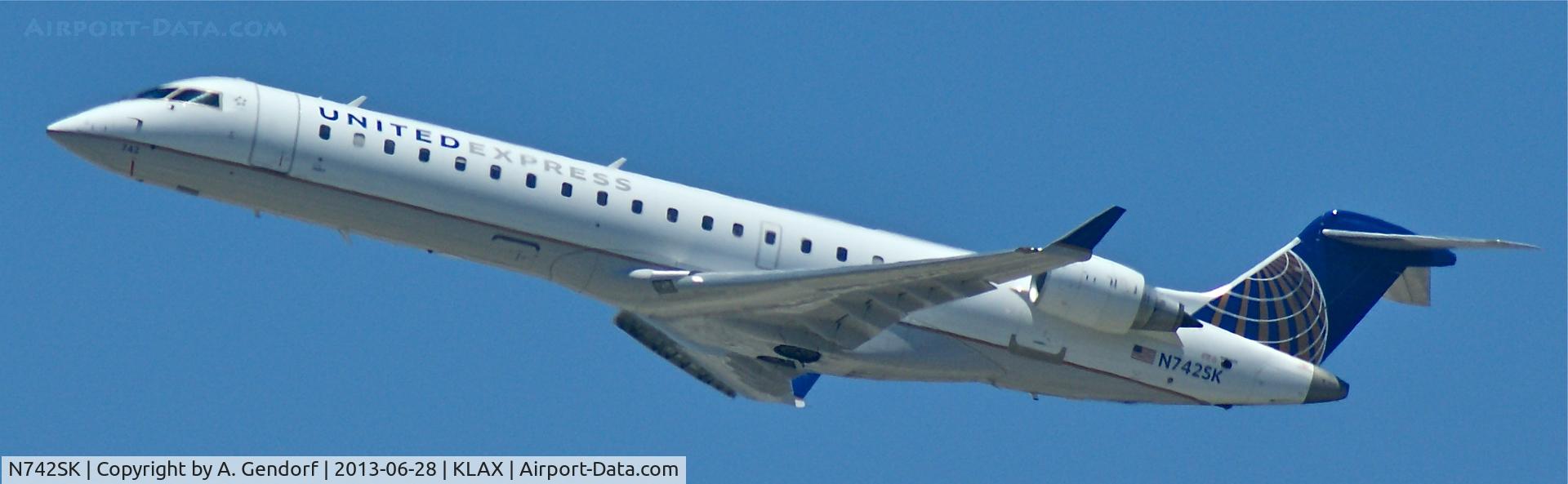 N742SK, 2005 Bombardier CRJ-701 (CL-600-2C10) Regional Jet C/N 10197, Sky West (United express cs.), seen here after take off at Los Angeles Int´l(KLAX)