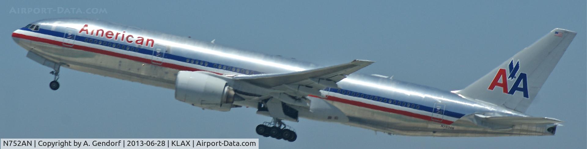 N752AN, 2001 Boeing 777-223 C/N 30260, American Airlines, is departing Los Angeles Int´l(KLAX) after take off RWY 25R