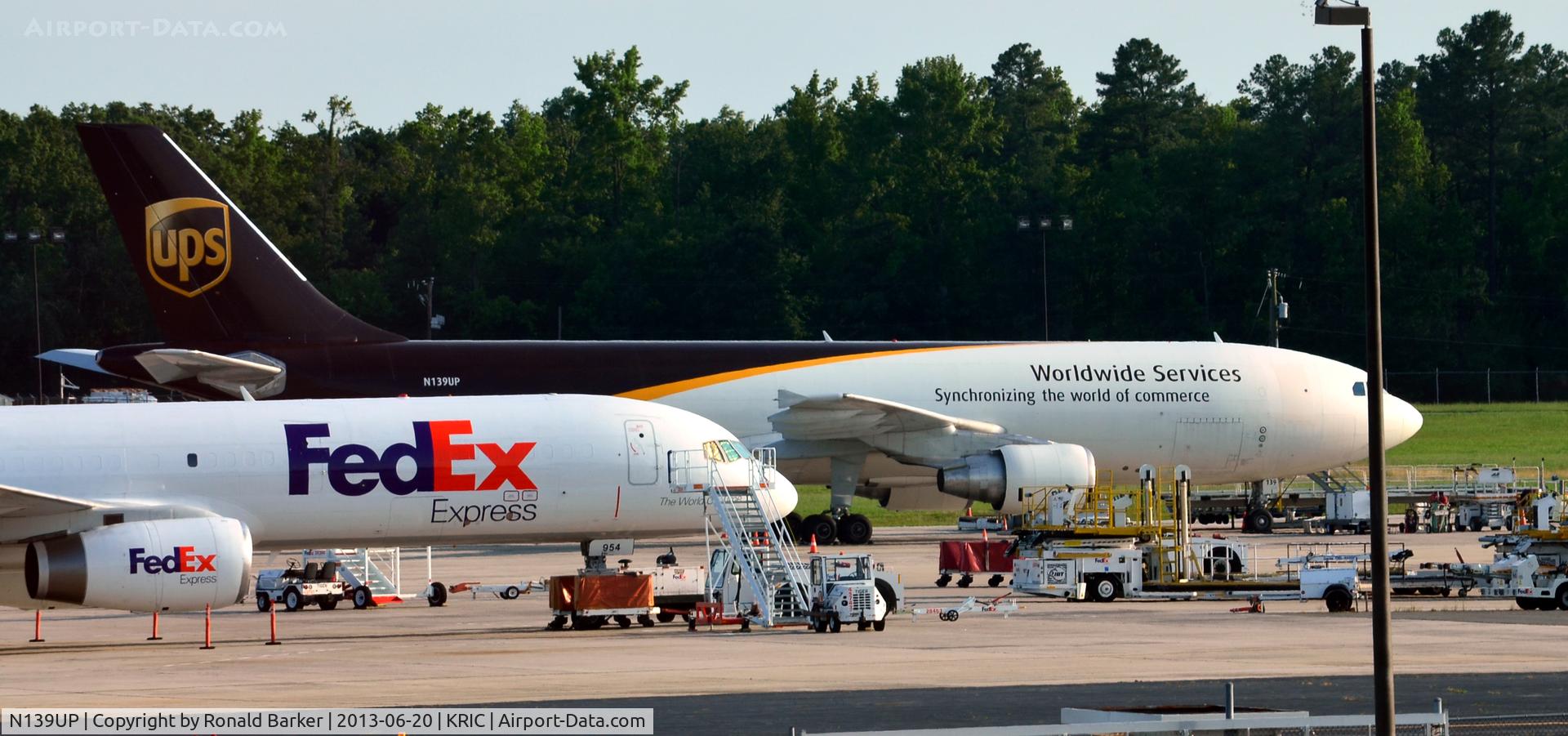 N139UP, 2001 Airbus A300F4-622R(F) C/N 0822, Cargo ramp RIC