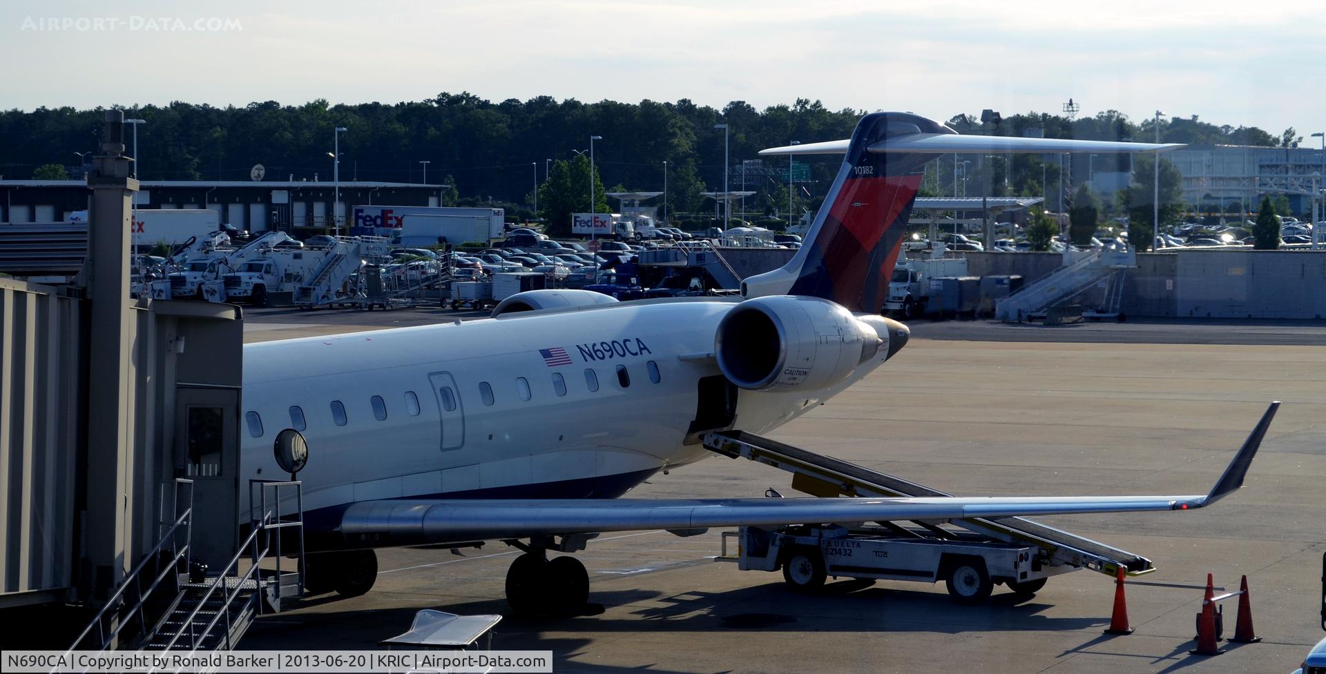 N690CA, 2004 Bombardier CRJ-700 (CL-600-2C10) Regional Jet C/N 10182, Loading baggage RIC
