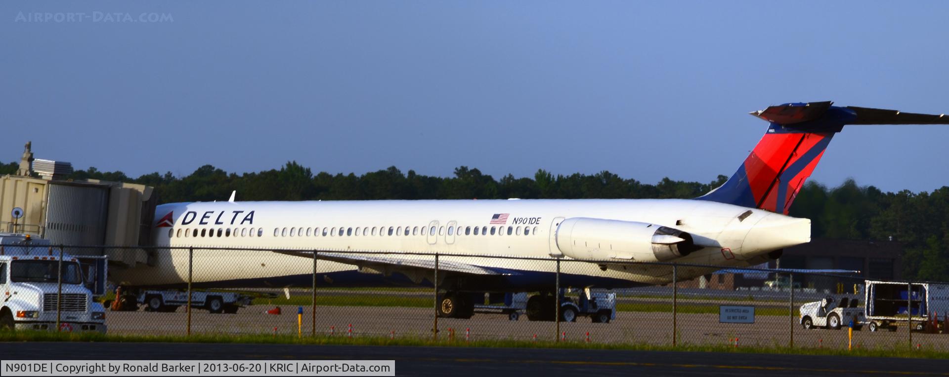 N901DE, 1992 McDonnell Douglas MD-88 C/N 53378, At the gate RIC