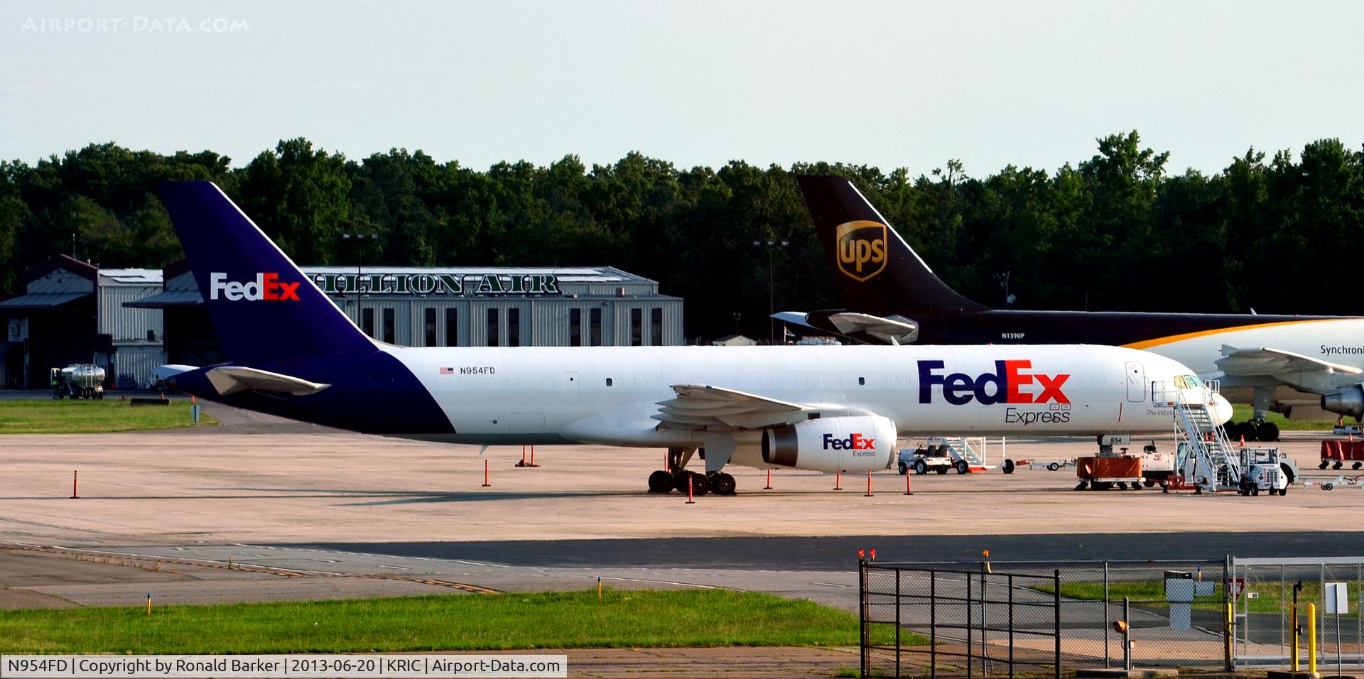 N954FD, 1997 Boeing 757-236 C/N 29113, Cargo ramp RIC