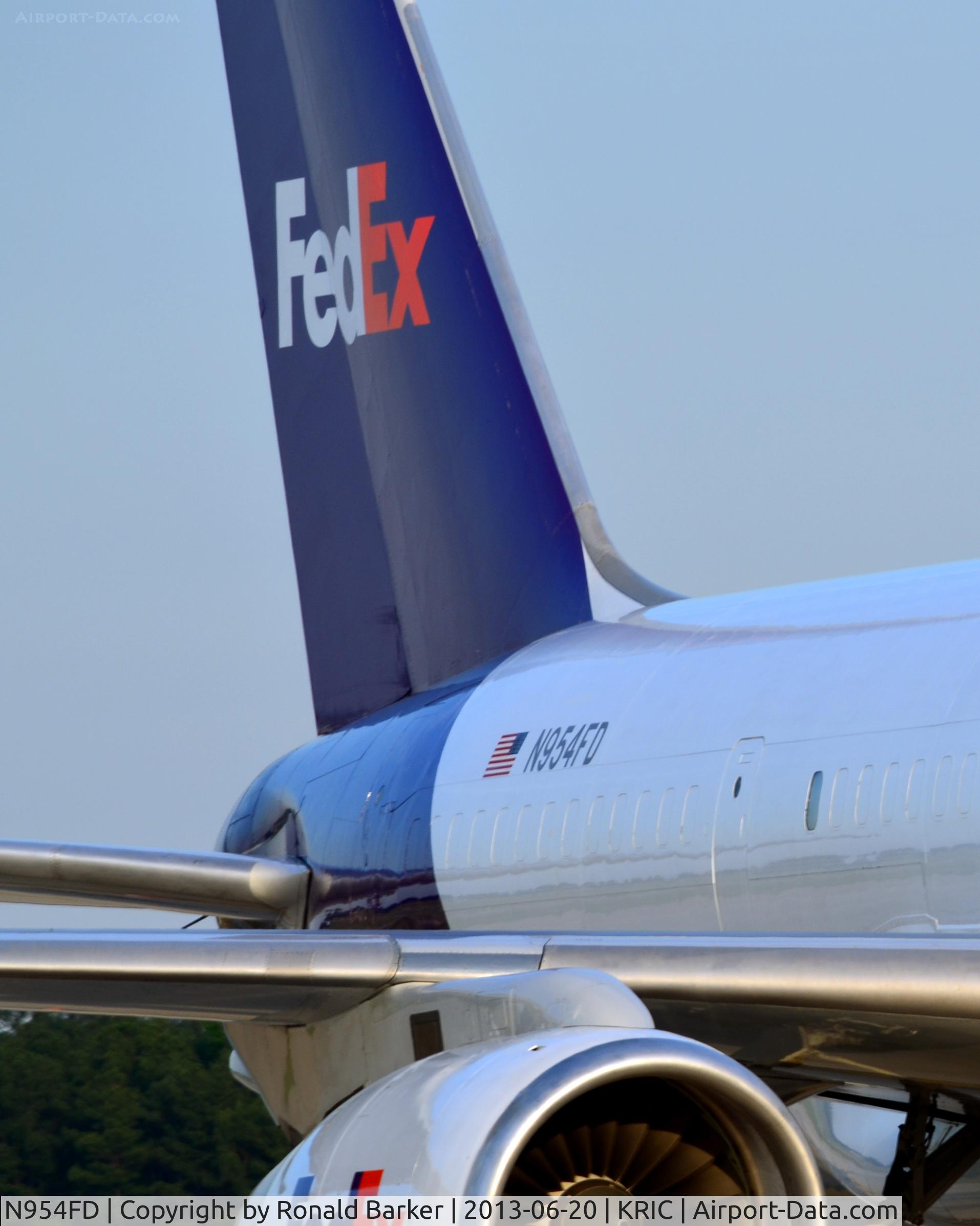 N954FD, 1997 Boeing 757-236 C/N 29113, Cargo ramp RIC