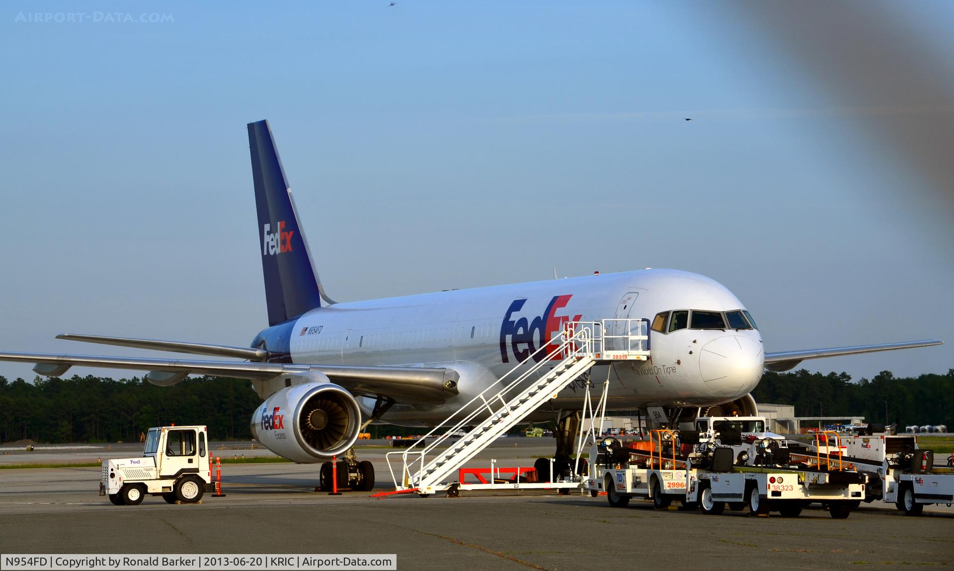 N954FD, 1997 Boeing 757-236 C/N 29113, Cargo ramp RIC