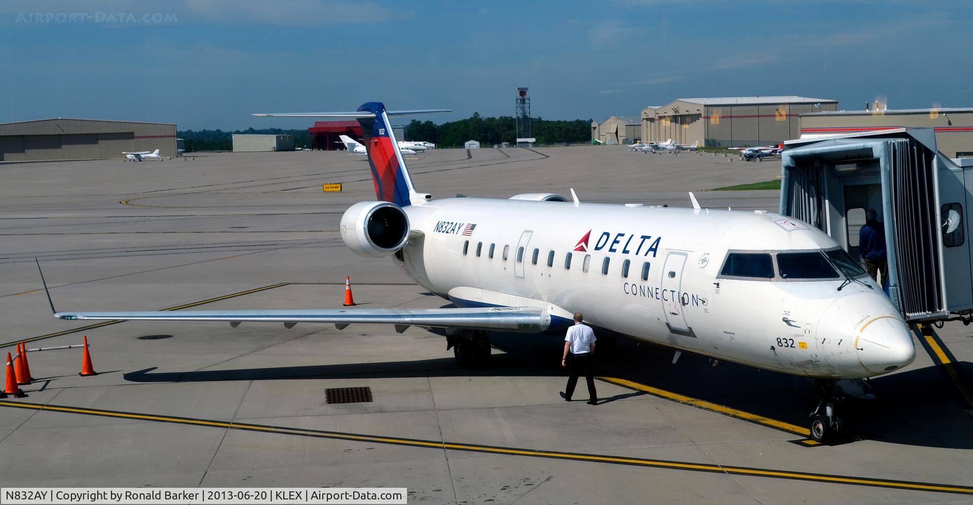 N832AY, 2005 Bombardier CRJ-200ER (CL-600-2B19) C/N 8032, At the gate LEX