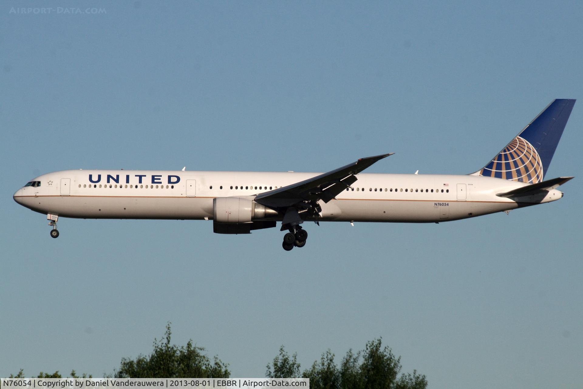 N76054, 2000 Boeing 767-424/ER C/N 29449, Arrival of flight UA040 to RWY 20