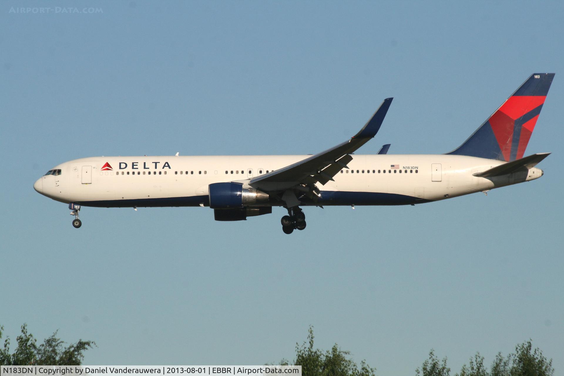 N183DN, 1993 Boeing 767-332 C/N 27110, Arrival of flight DL080 to RWY 20