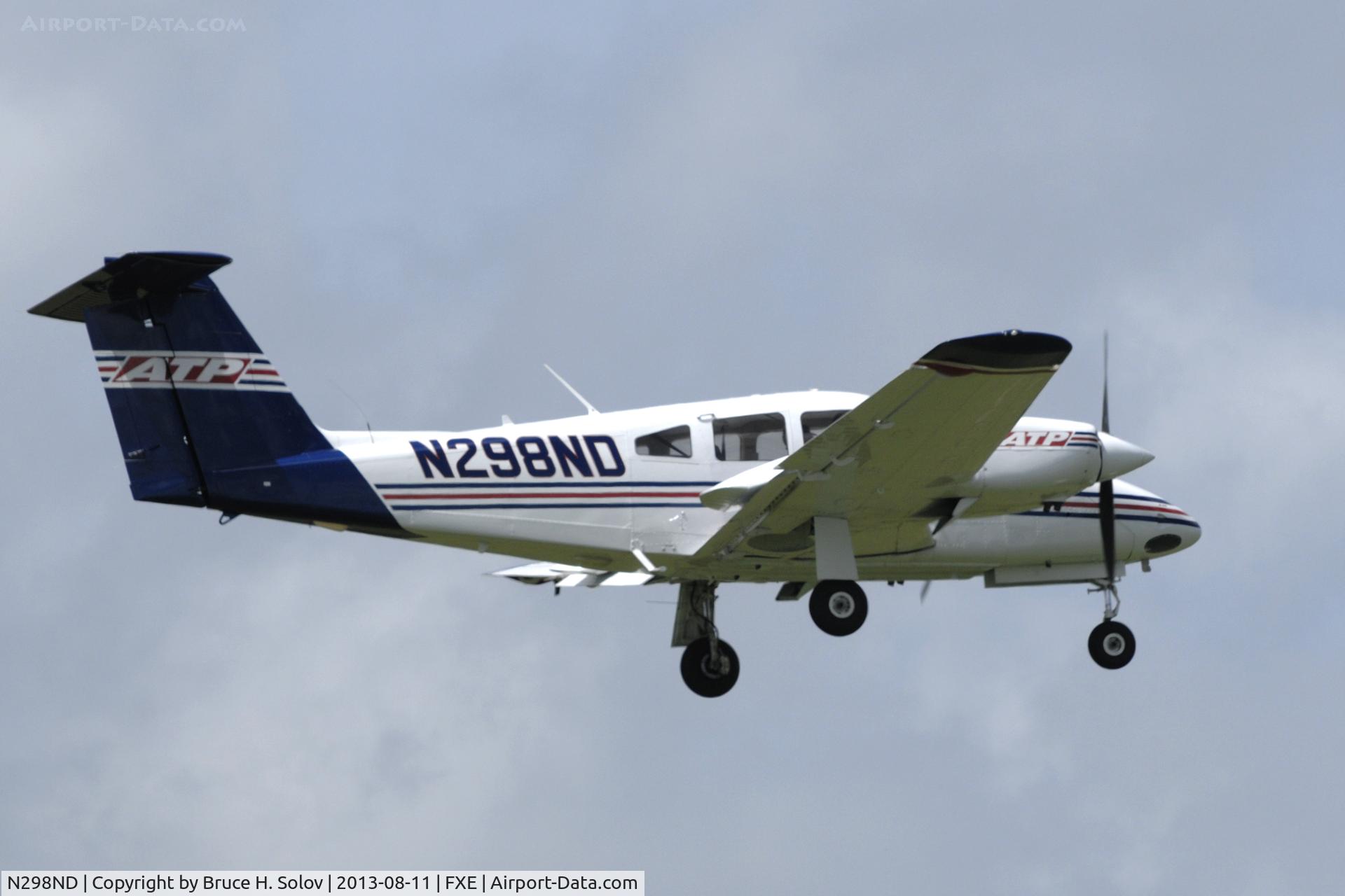N298ND, 2001 Piper PA-44-180 Seminole C/N 4496085, On approach to runway 8 at FXE