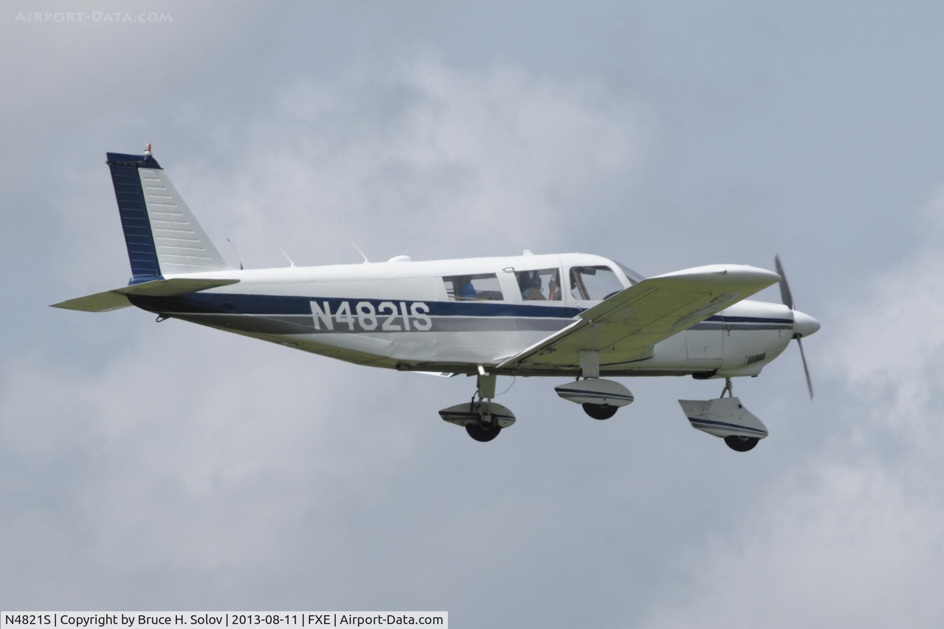 N4821S, 1969 Piper PA-32-260 Cherokee Six C/N 32-1252, landing at Ft. Lauderdale Executive Airport