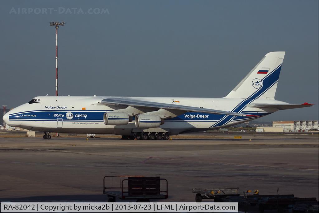 RA-82042, 1991 Antonov An-124-100 Ruslan C/N 9773054055093/0606, Parked