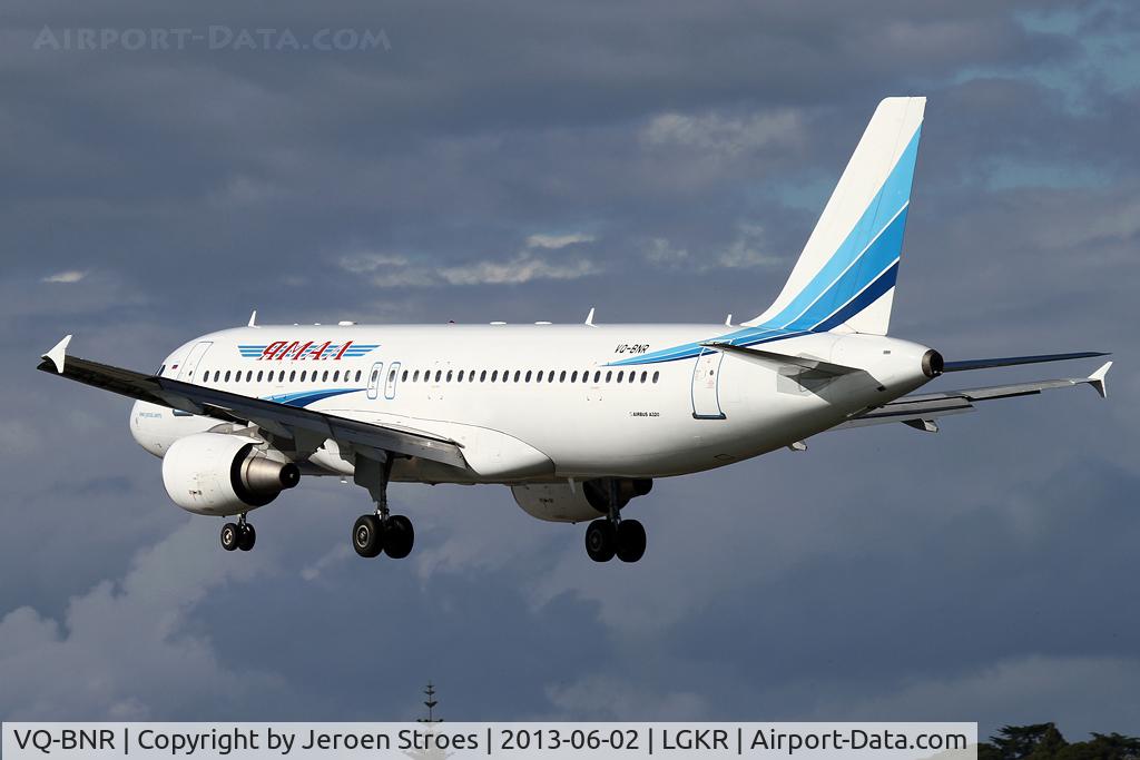 VQ-BNR, 1999 Airbus A320-214 C/N 1054, arriving at rwy 35