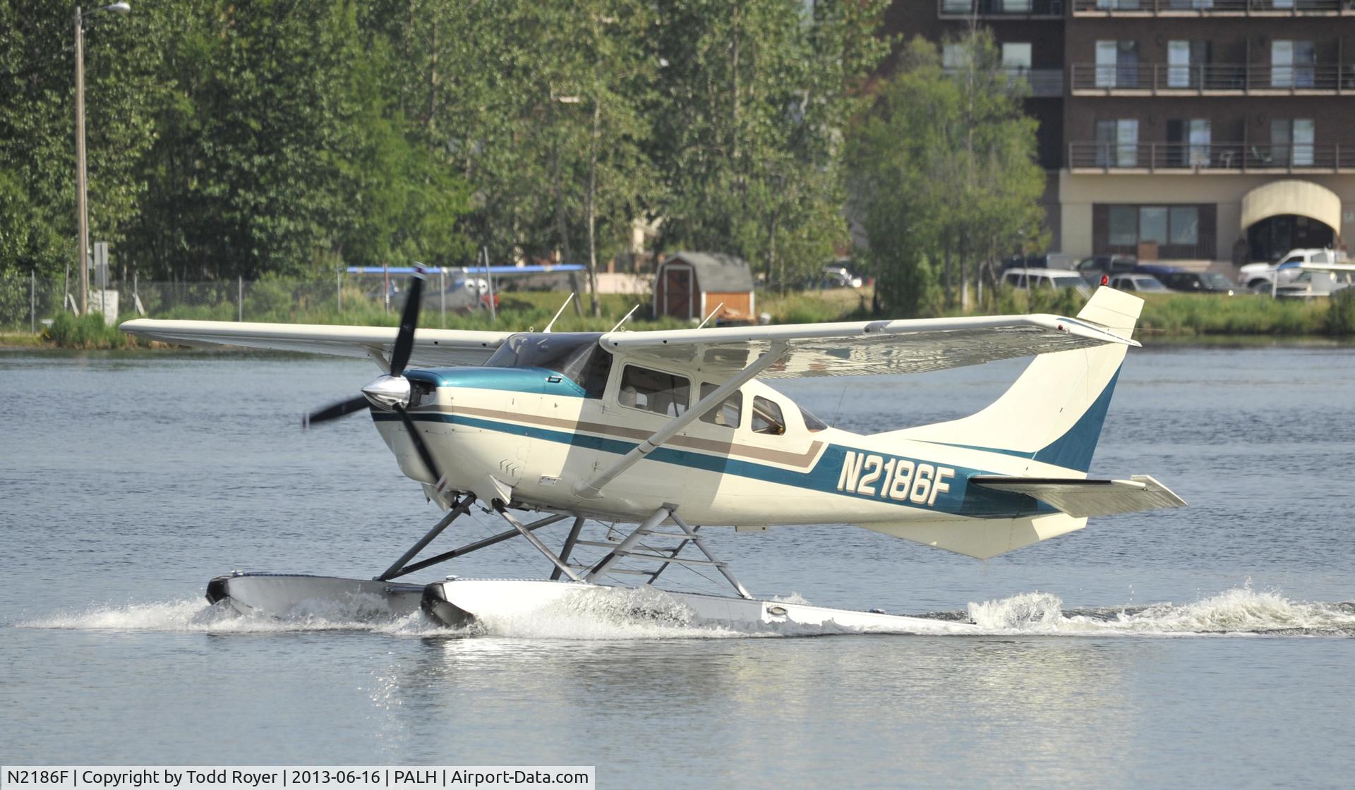 N2186F, 1965 Cessna U206 Super Skywagon C/N U206-0386, Taxiing at Lake Hood
