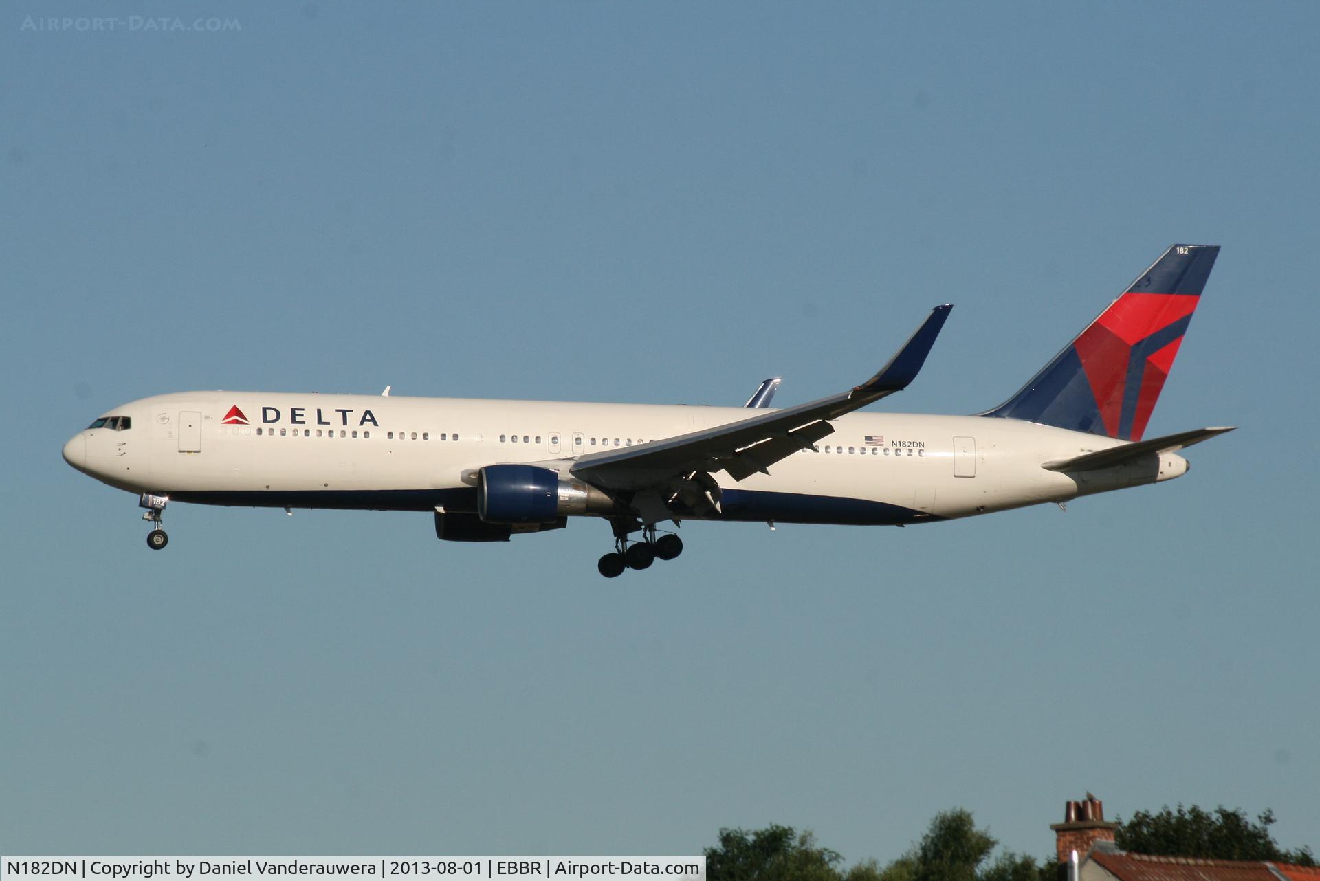 N182DN, 1992 Boeing 767-332/ER C/N 25987, Arrival of flight DL140 to RWY 20