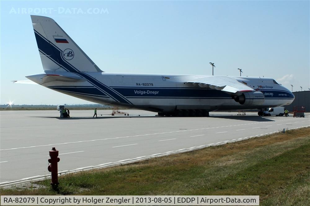 RA-82079, 2000 Antonov An-124-100 Ruslan C/N 9773052062157/0801, Maintanance works on apron 1 east....