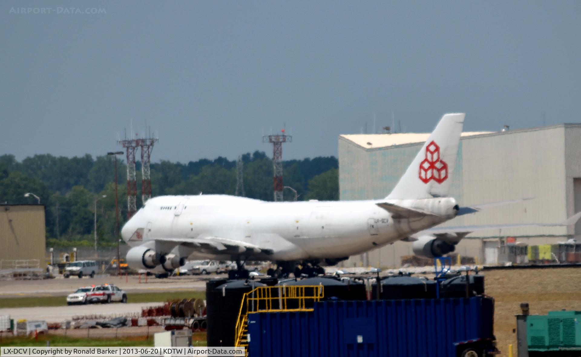 LX-DCV, 1990 Boeing 747-4B5F/SCD C/N 24619, Cargo ramp Detroit