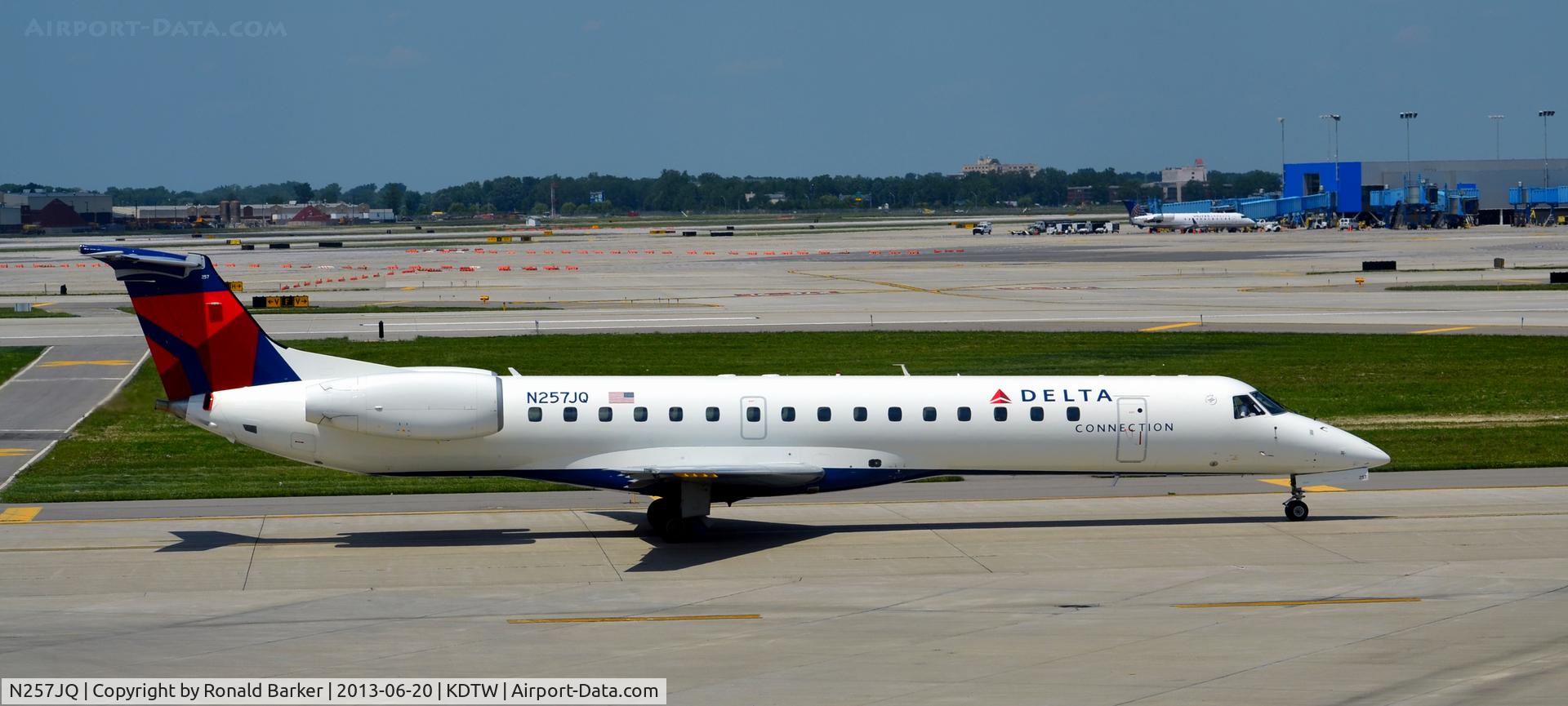 N257JQ, 2004 Embraer ERJ-145LR (EMB-145LR) C/N 14500812, Taxi DTW