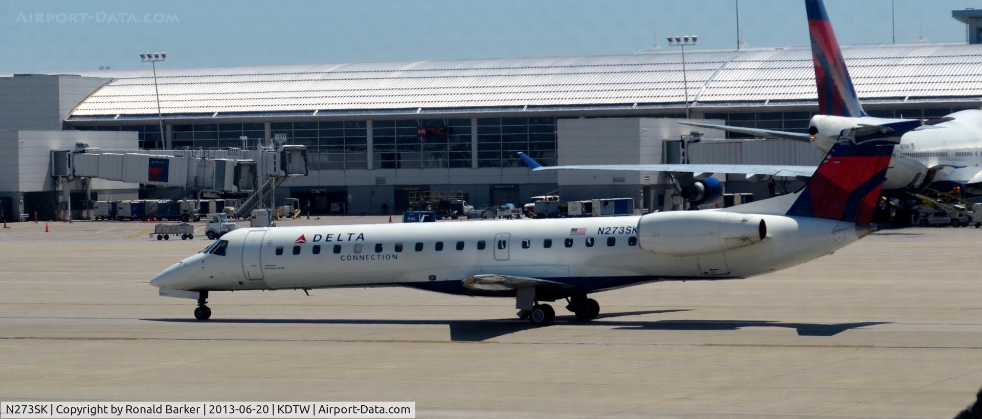 N273SK, 2000 Embraer EMB-145LR C/N 145331, Taxi DTW