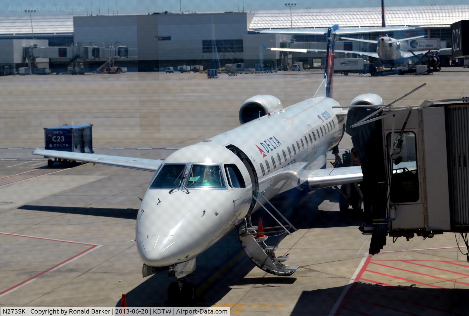 N273SK, 2000 Embraer EMB-145LR C/N 145331, Gate 21 DTW