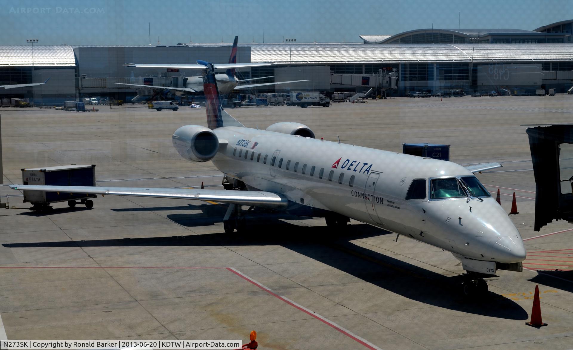 N273SK, 2000 Embraer EMB-145LR C/N 145331, Gate C21 DTW