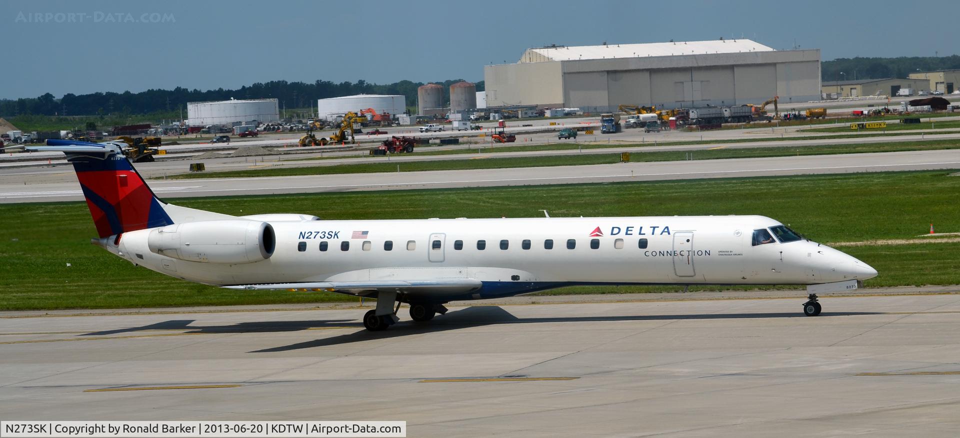 N273SK, 2000 Embraer EMB-145LR C/N 145331, Taxi DTW