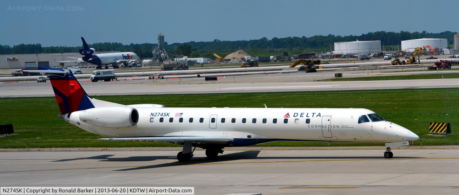 N274SK, 2000 Embraer EMB-145LR C/N 145344, Taxi DTW