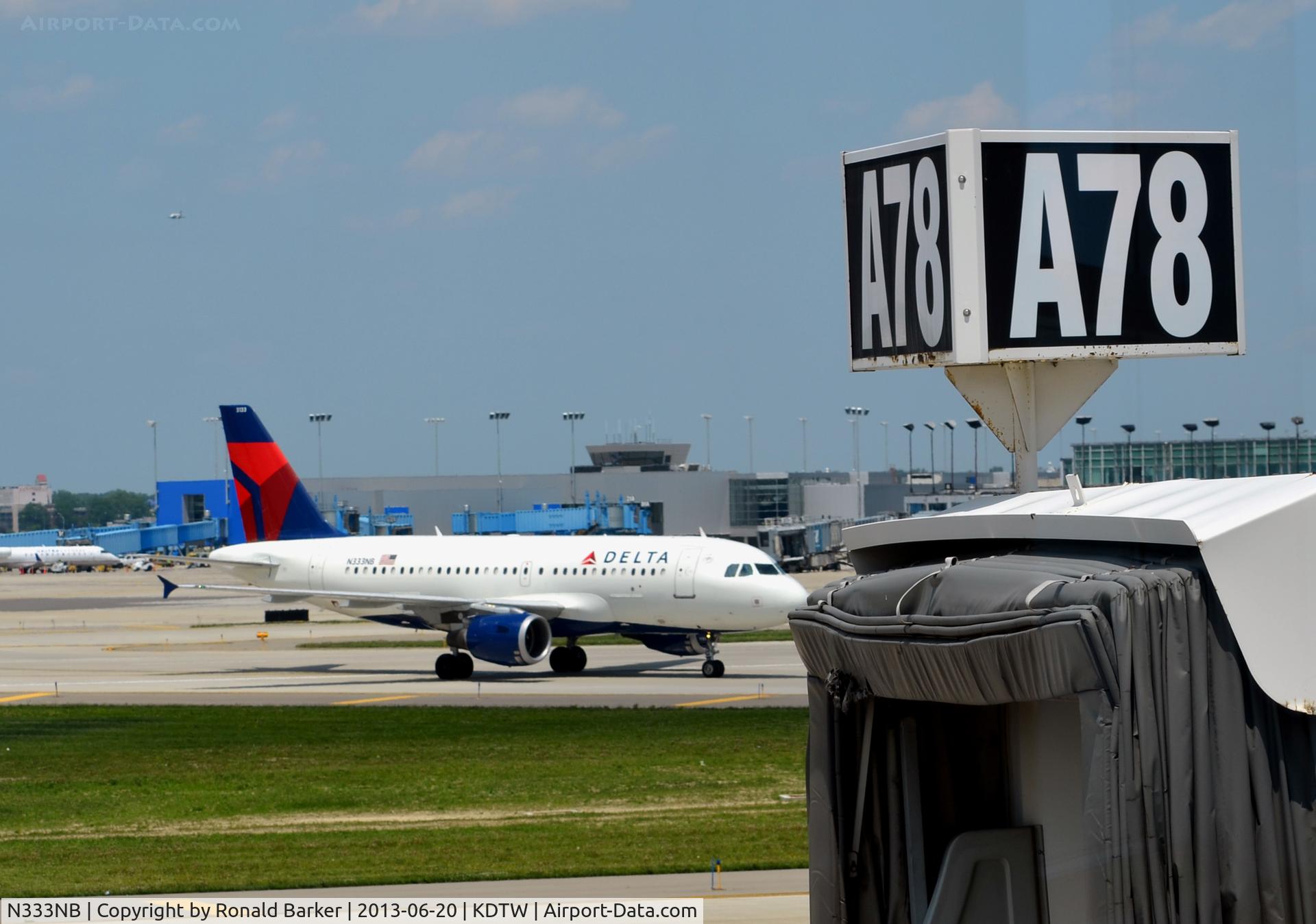 N333NB, 2001 Airbus A319-114 C/N 1582, Taxi Detroit