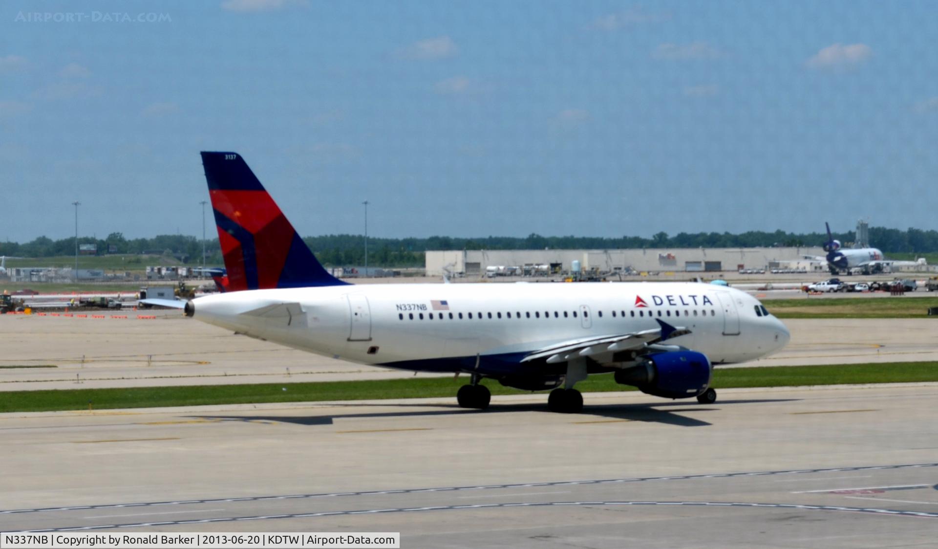 N337NB, 2002 Airbus A319-114 C/N 1685, Taxi Detroit