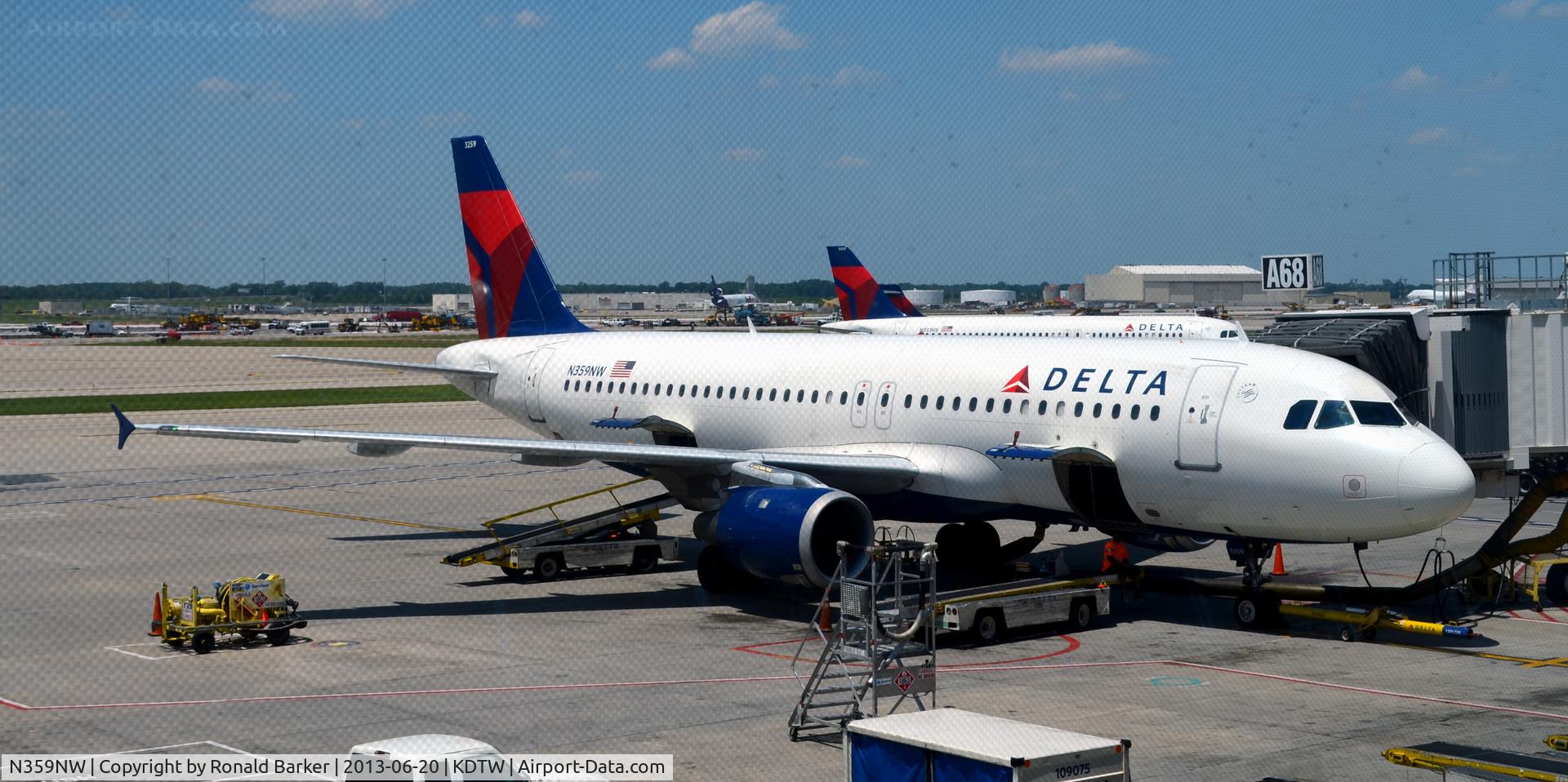 N359NW, 1998 Airbus A320-212 C/N 846, Gate A68 Detroit