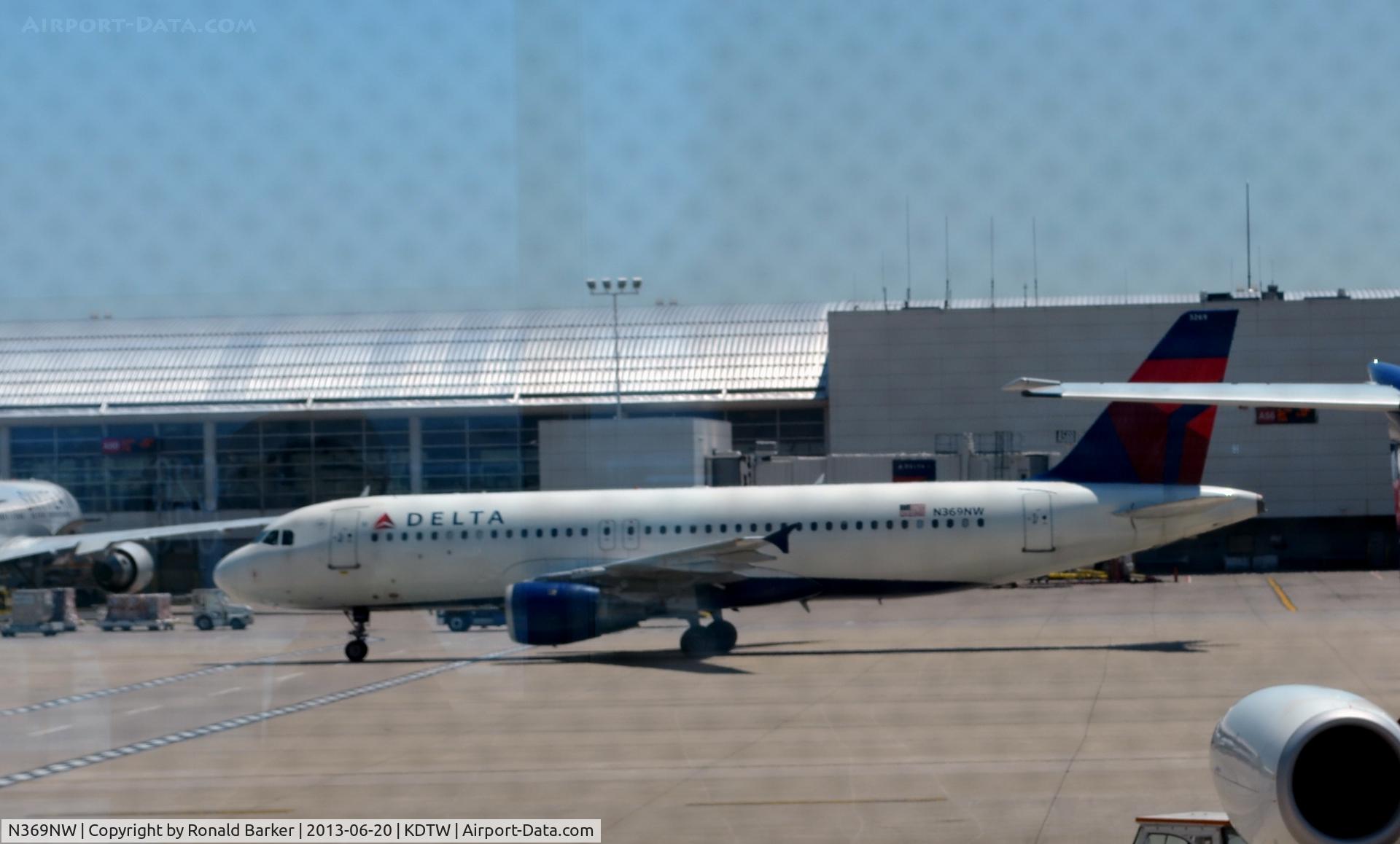 N369NW, 1999 Airbus A320-212 C/N 1011, Taxi Detroit