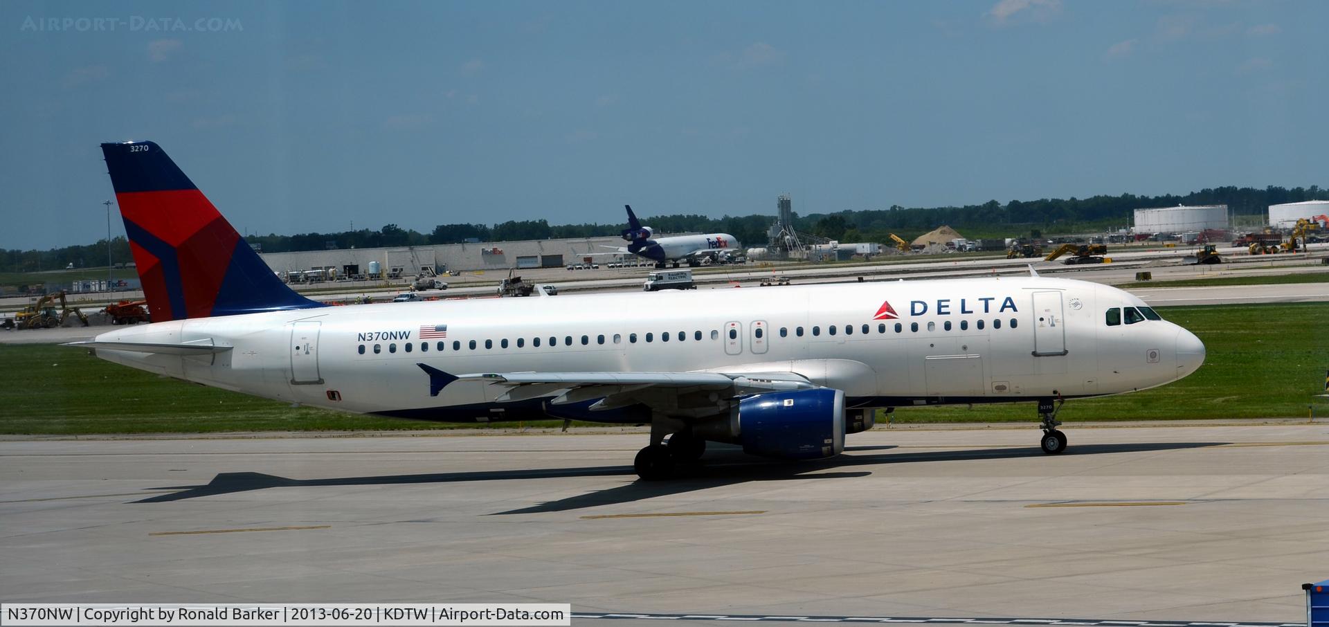 N370NW, 1999 Airbus A320-212 C/N 1037, Taxi Detroit