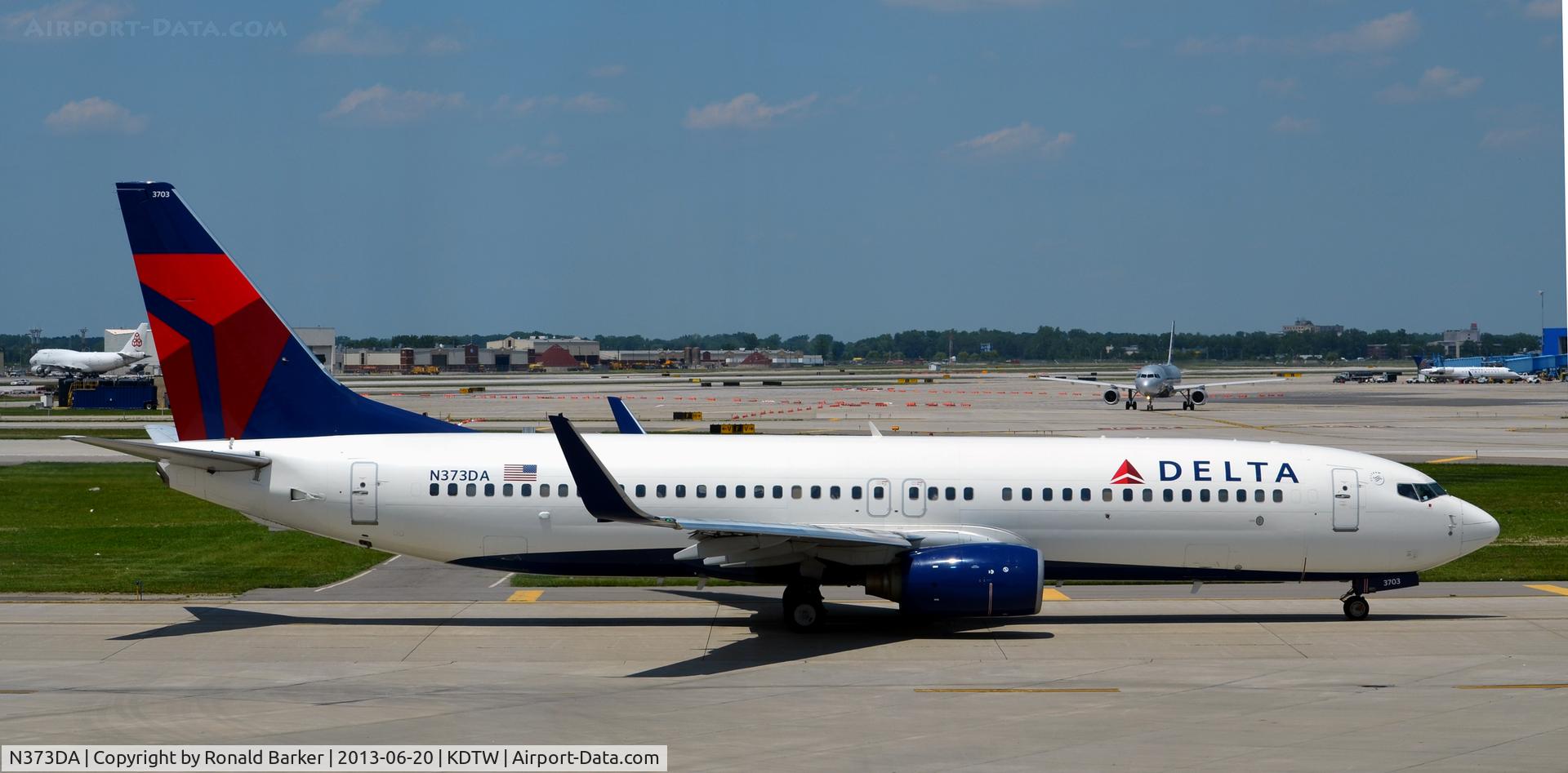 N373DA, 1998 Boeing 737-832 C/N 29621, Taxi Detroit