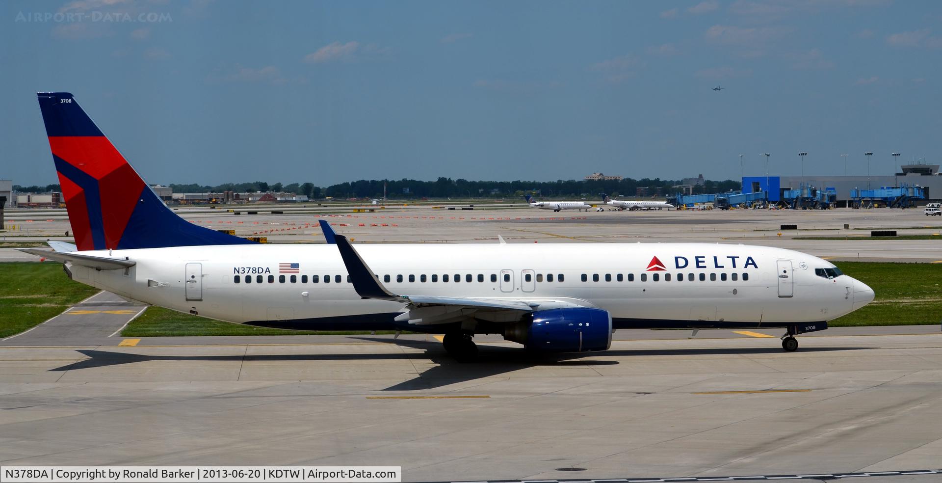 N378DA, 1999 Boeing 737-832 C/N 30265, Taxi Detroit