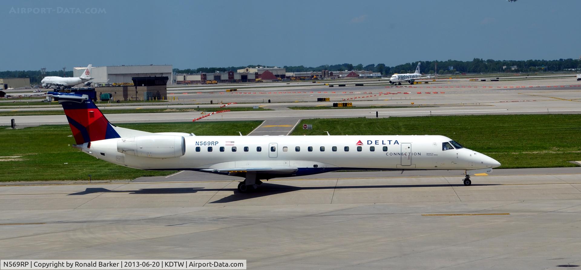 N569RP, 2004 Embraer ERJ-145LR (EMB-145LR) C/N 14500816, Taxi Detroit