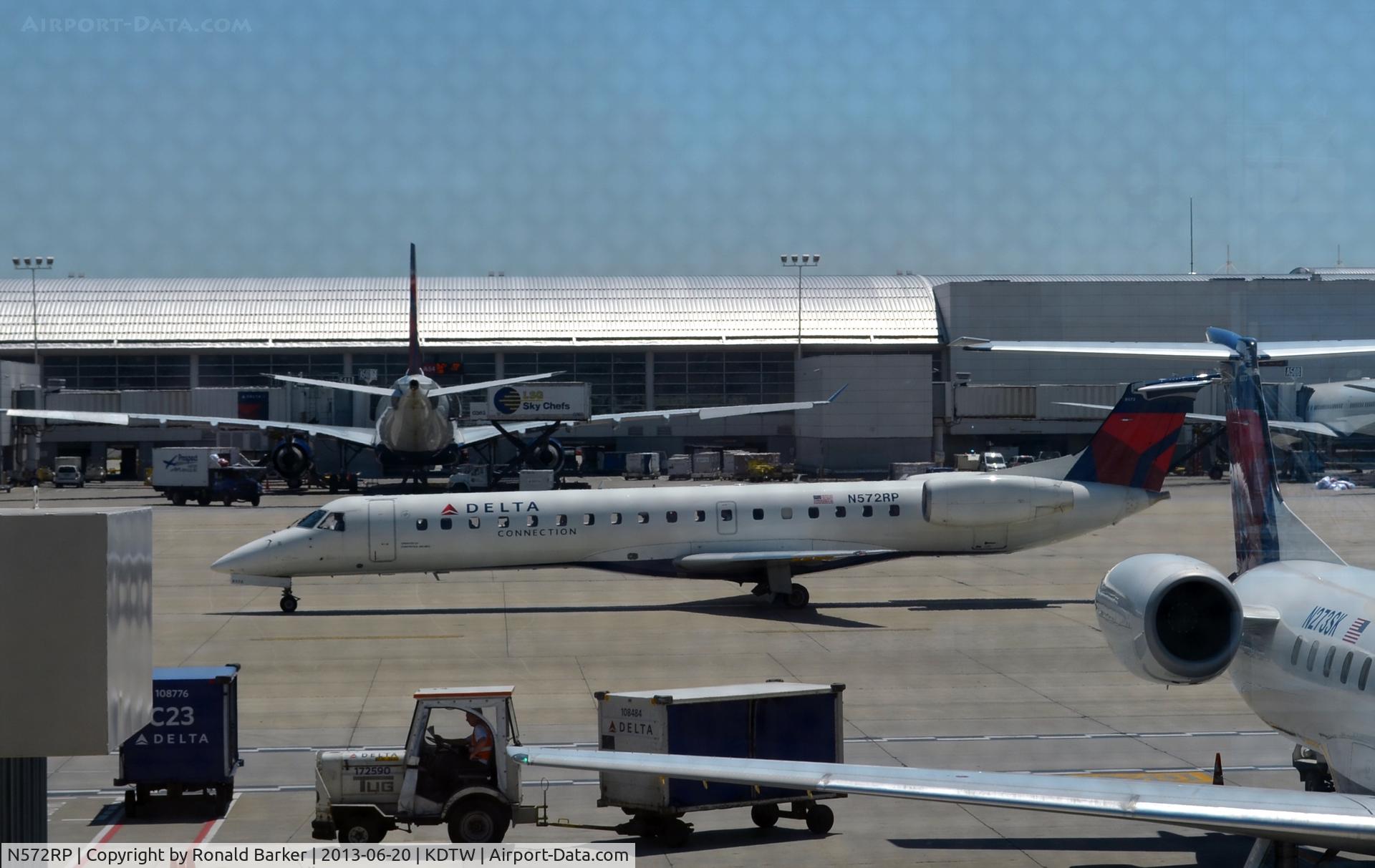 N572RP, 2004 Embraer EMB-145LR C/N 14500828, Taxi Detroit
