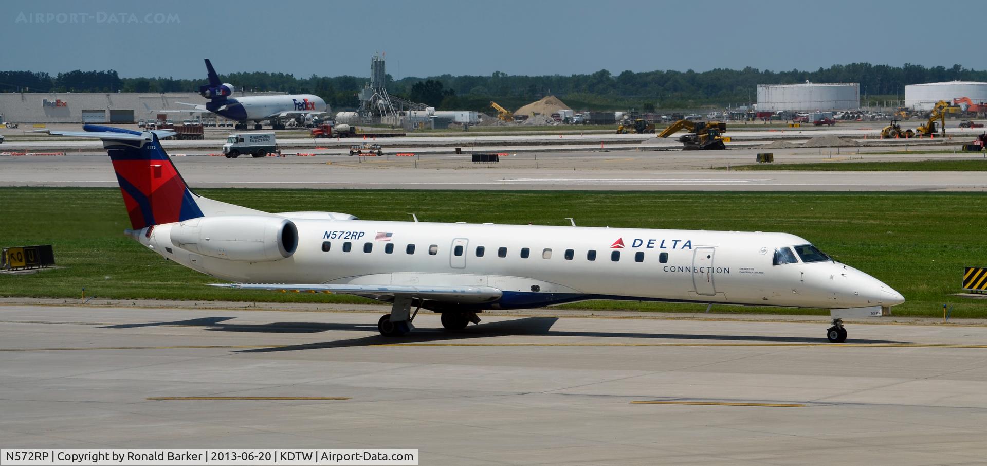 N572RP, 2004 Embraer EMB-145LR C/N 14500828, Taxi Detroit