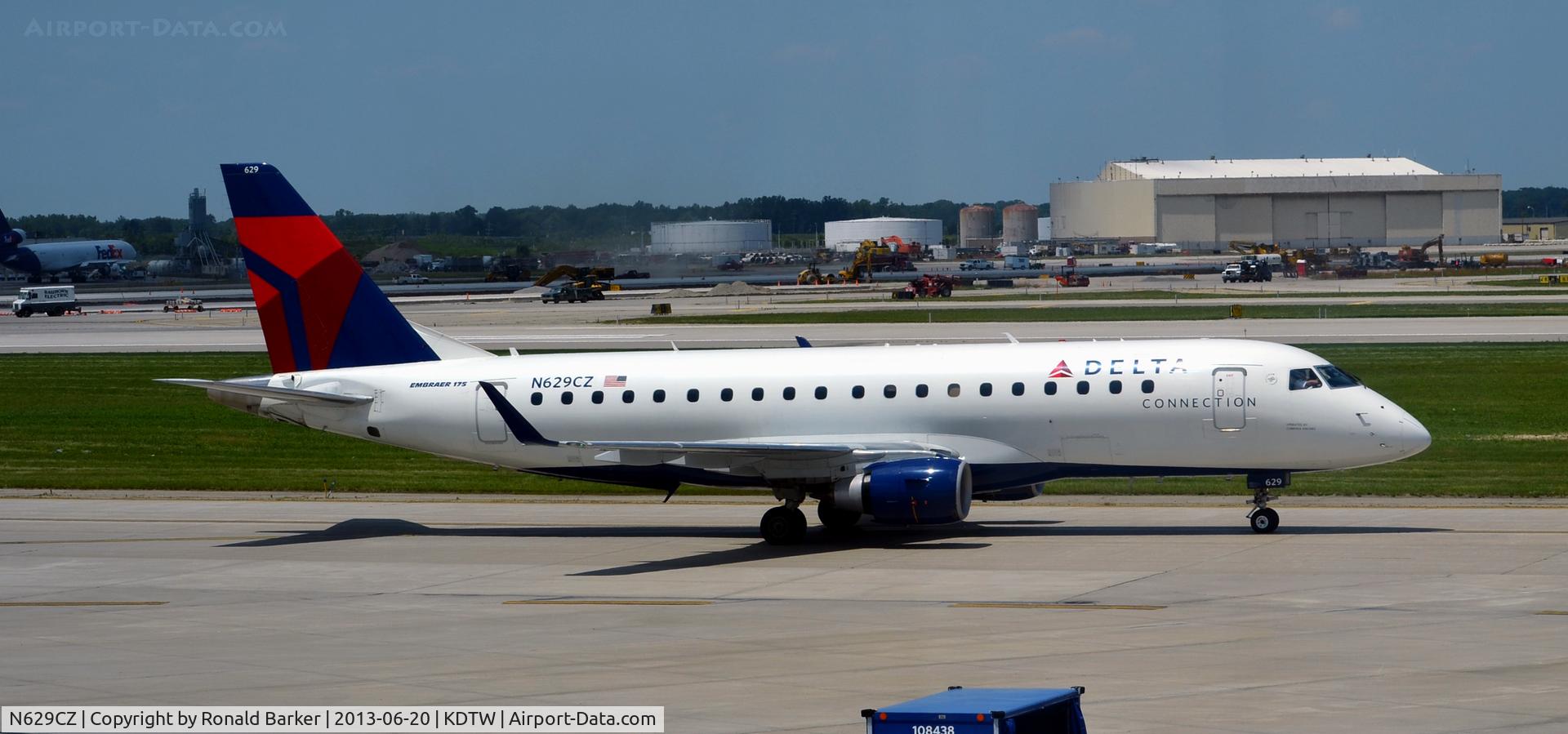 N629CZ, 2008 Embraer 175LR (ERJ-170-200LR) C/N 17000236, Taxi Detroit