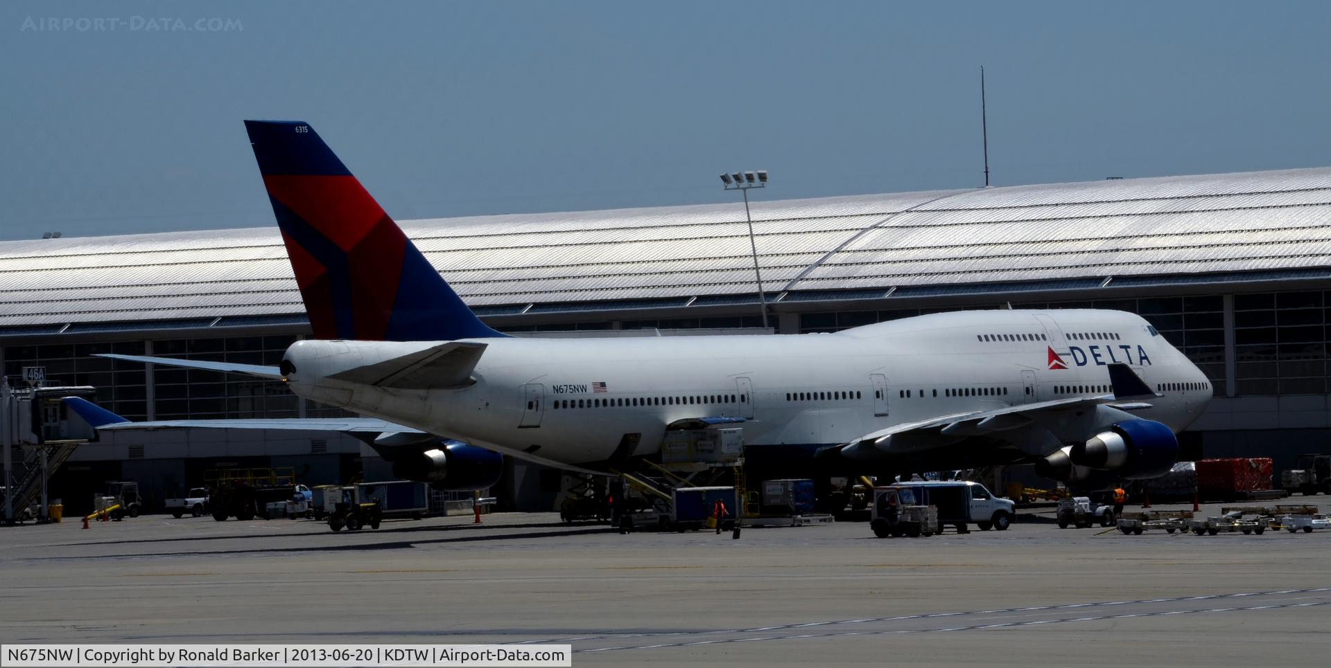 N675NW, 2002 Boeing 747-451 C/N 33001, At the gate A40 Detroit