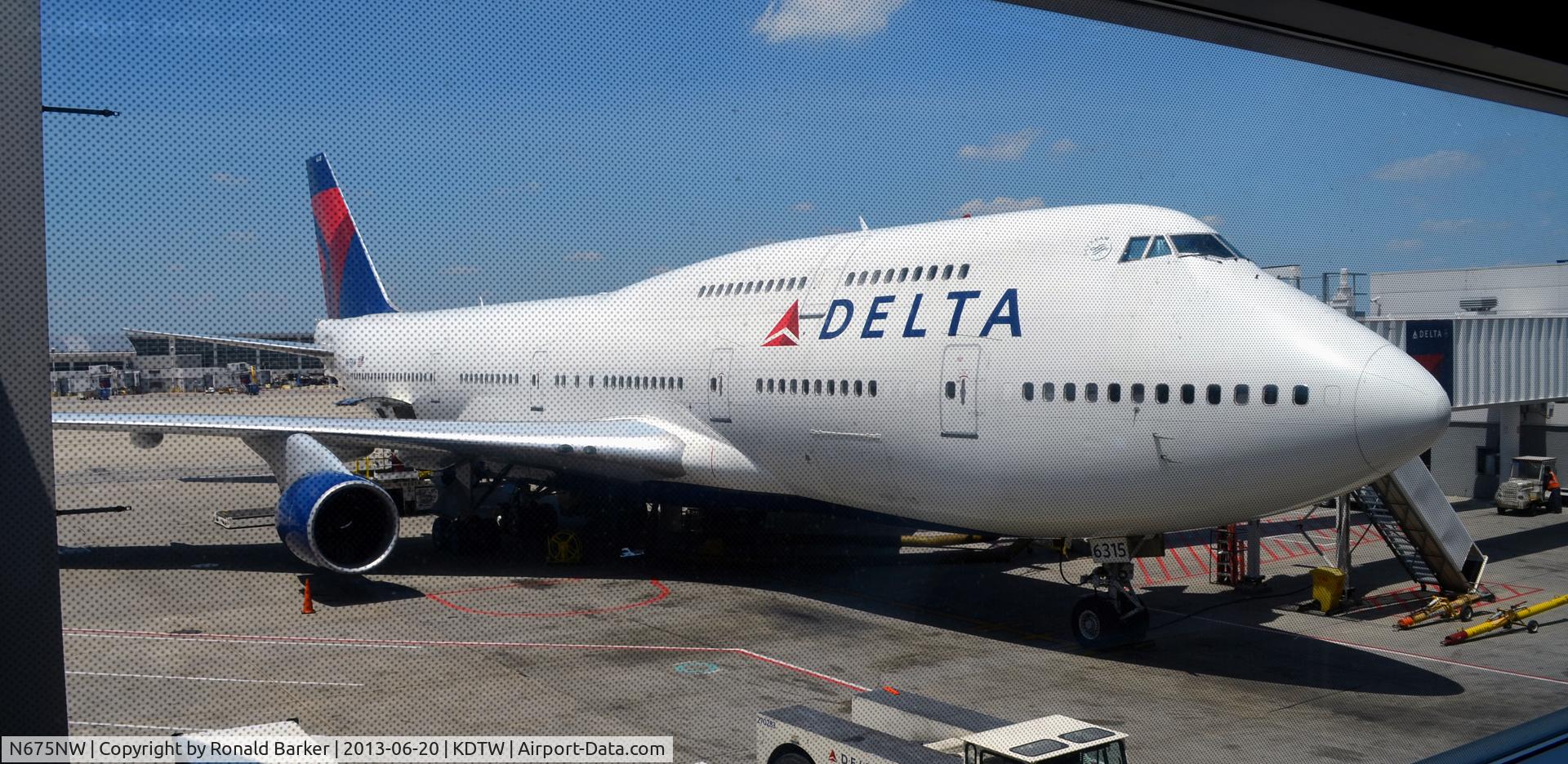 N675NW, 2002 Boeing 747-451 C/N 33001, Gate A40 Detroit