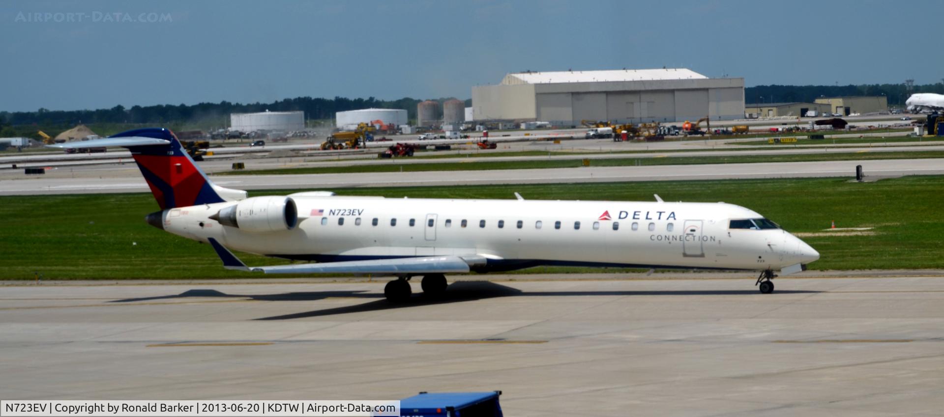 N723EV, 2004 Bombardier CRJ-701 (CL-600-2C10) Regional Jet C/N 10132, Taxi Detroit