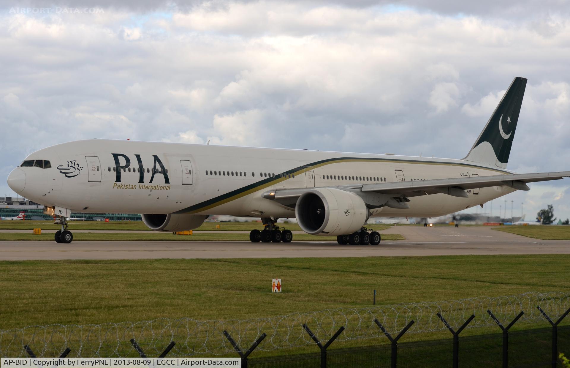 AP-BID, 2008 Boeing 777-340/ER C/N 33780, Pakistan B773 lining up
