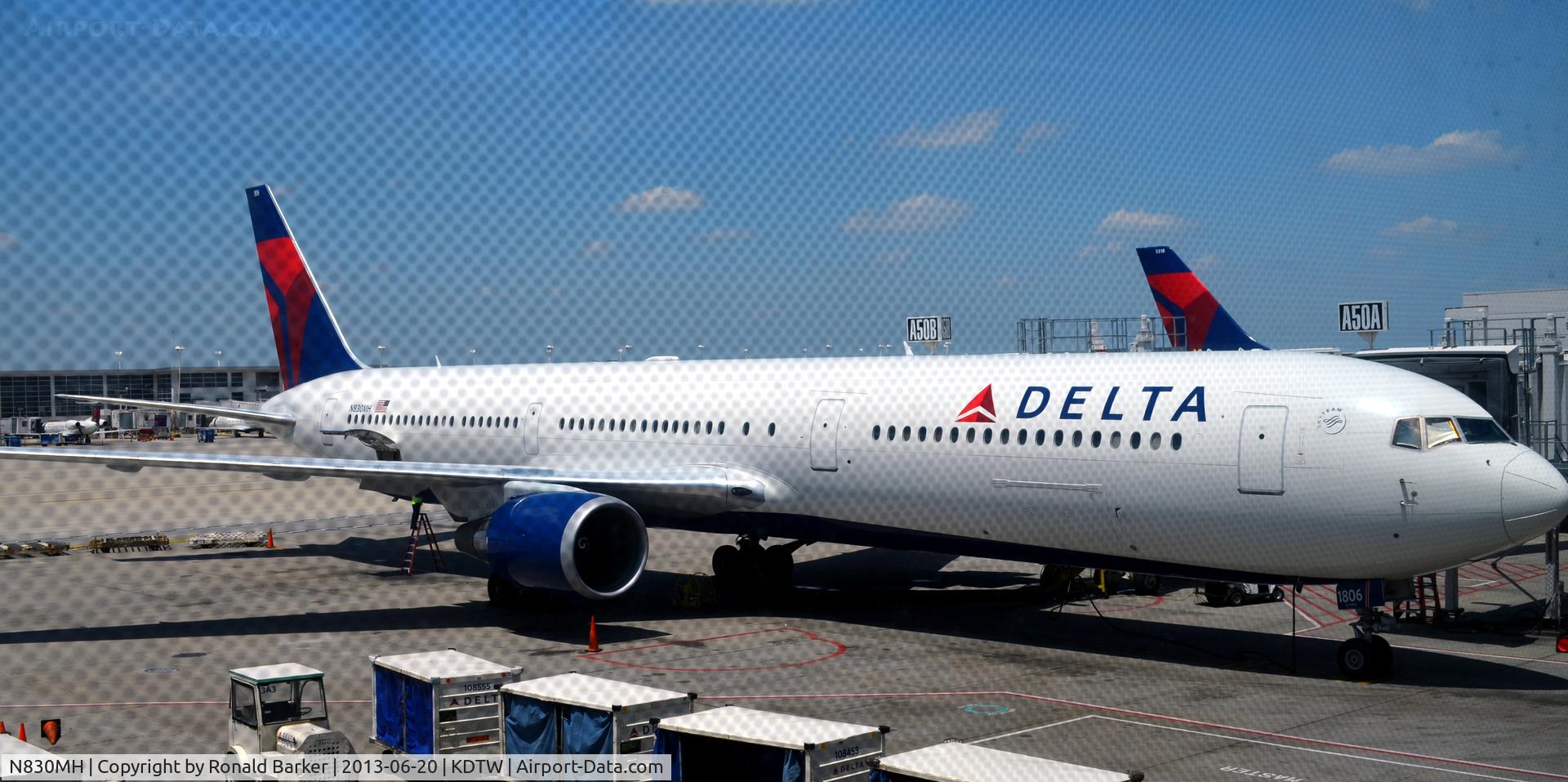 N830MH, 2000 Boeing 767-432/ER C/N 29701, Gate A50 Detroit