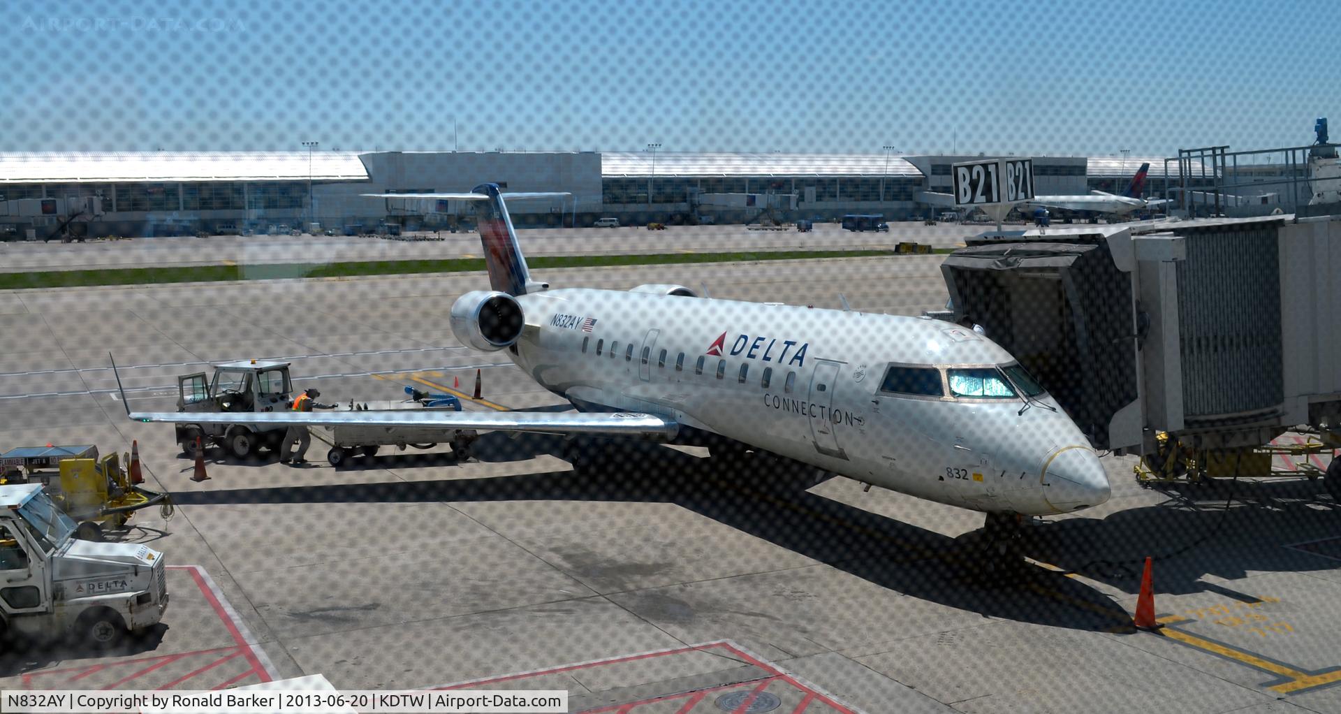 N832AY, 2005 Bombardier CRJ-200ER (CL-600-2B19) C/N 8032, Gate B21 Detroit