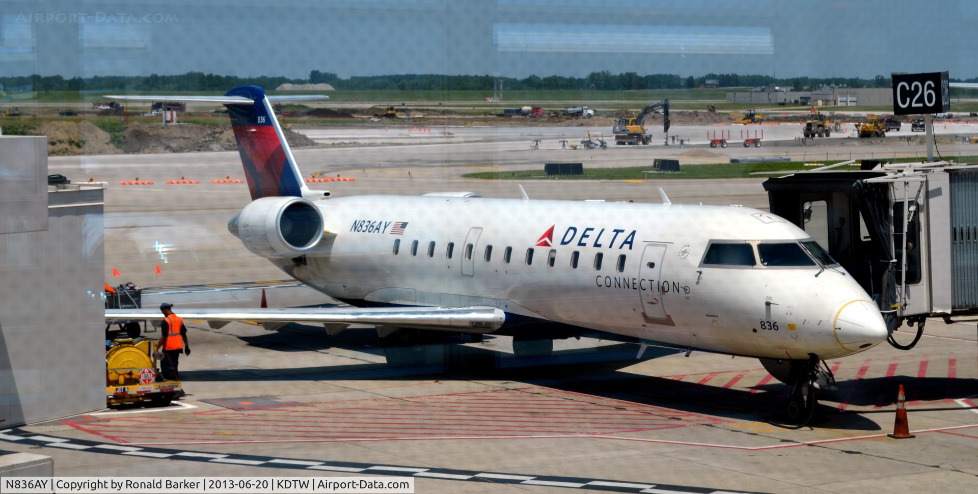 N836AY, 2005 Bombardier CRJ-200ER (CL-600-2B19) C/N 8036, Gate C26 Detroit