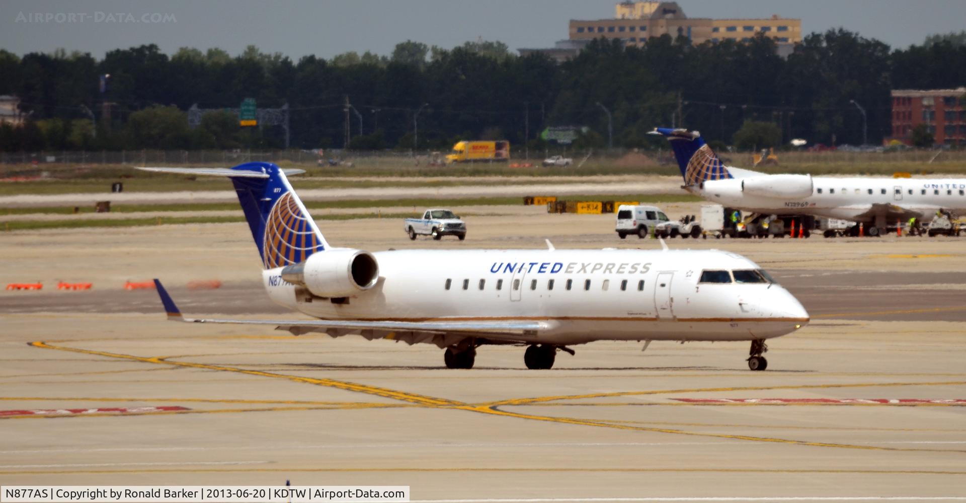 N877AS, 2001 Bombardier CRJ-200ER (CL-600-2B19) C/N 7579, Taxi Detroit