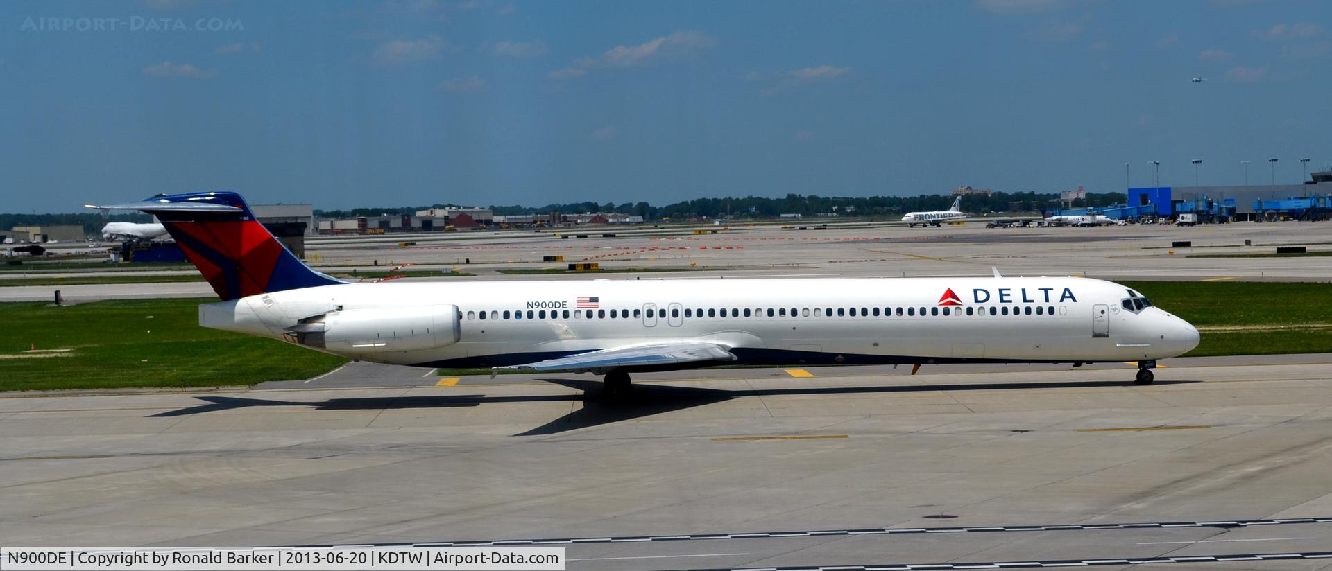 N900DE, 1992 McDonnell Douglas MD-88 C/N 53372, Taxi Detroit