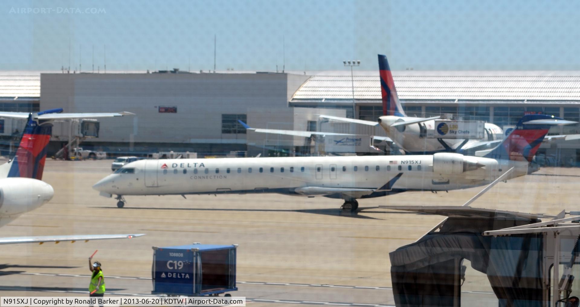 N915XJ, 2007 Bombardier CRJ-900ER (CL-600-2D24) C/N 15150, Taxi Detroit