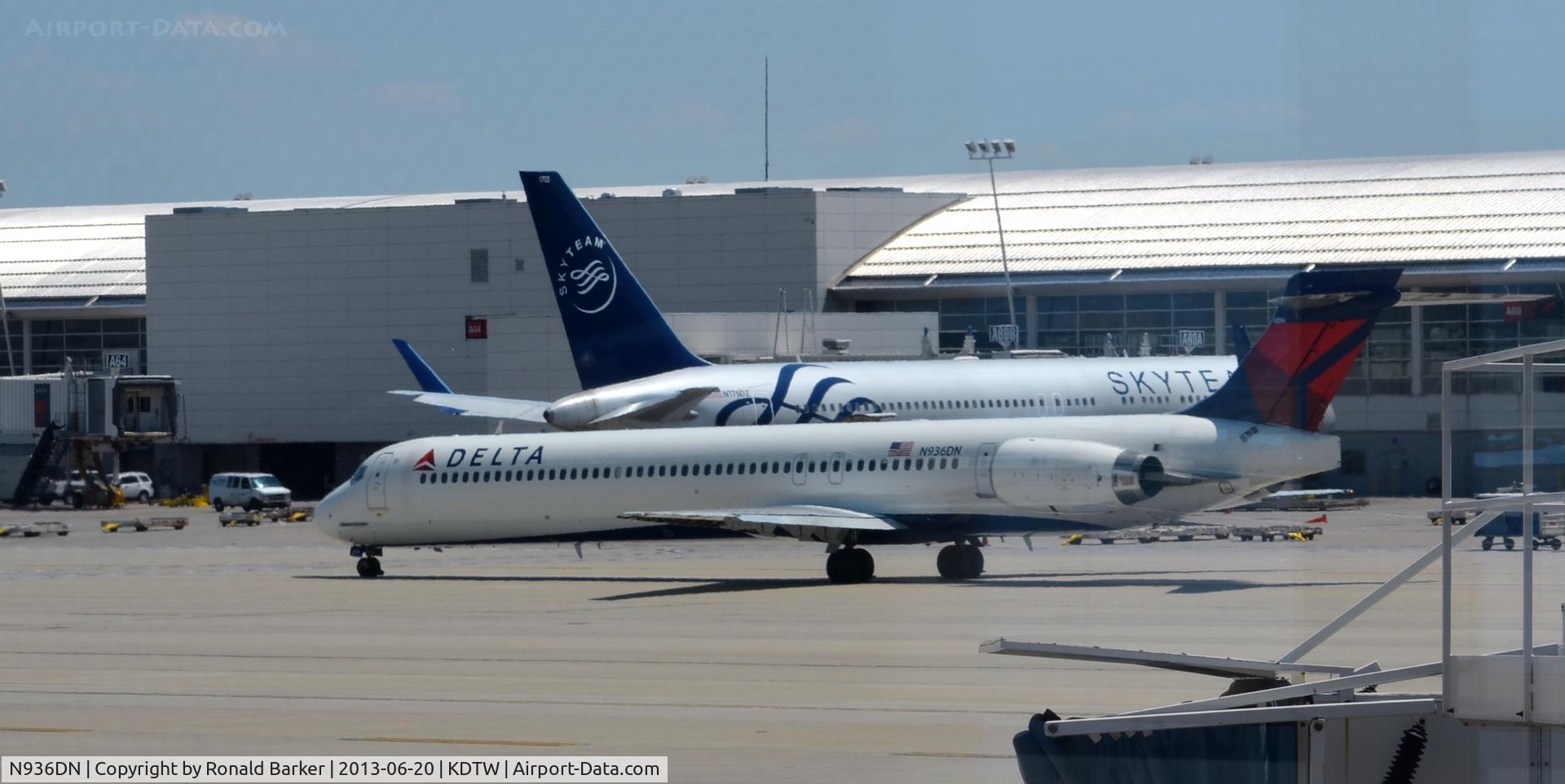 N936DN, 1996 McDonnell Douglas MD-90-30 C/N 53461, Taxi Detroit